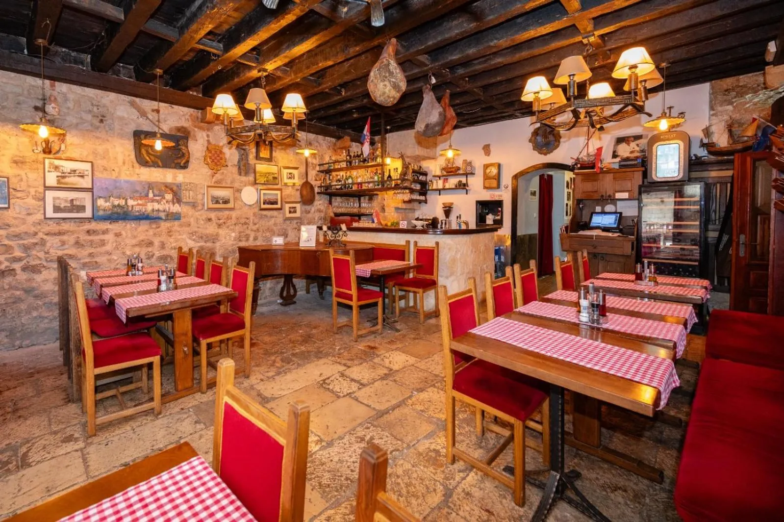 Restaurant/places to eat in Heritage Hotel Tragos