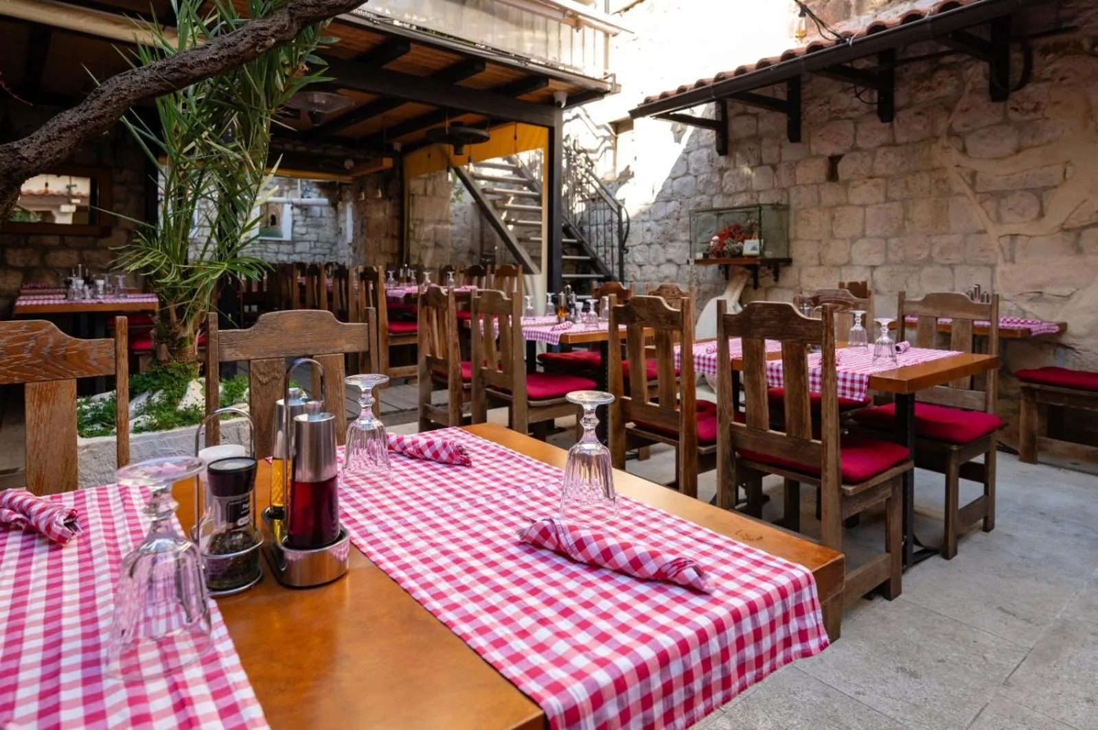 Restaurant/places to eat in Heritage Hotel Tragos