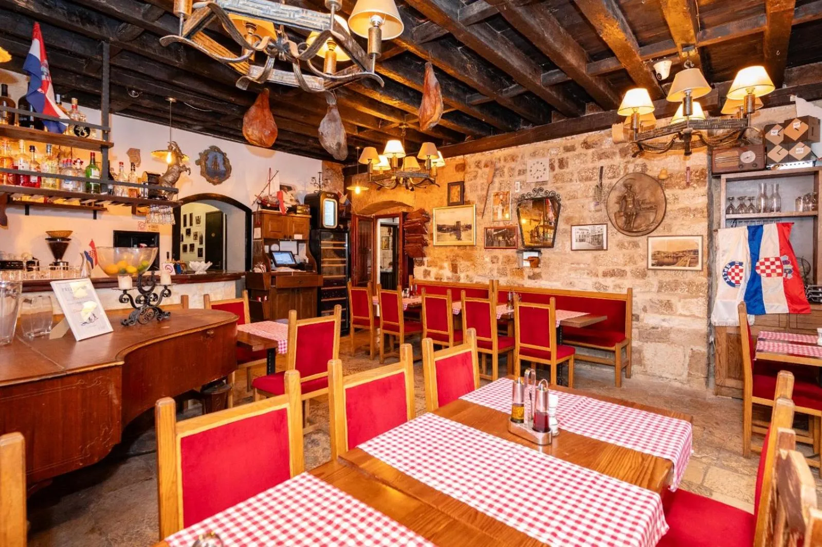 Restaurant/places to eat in Heritage Hotel Tragos