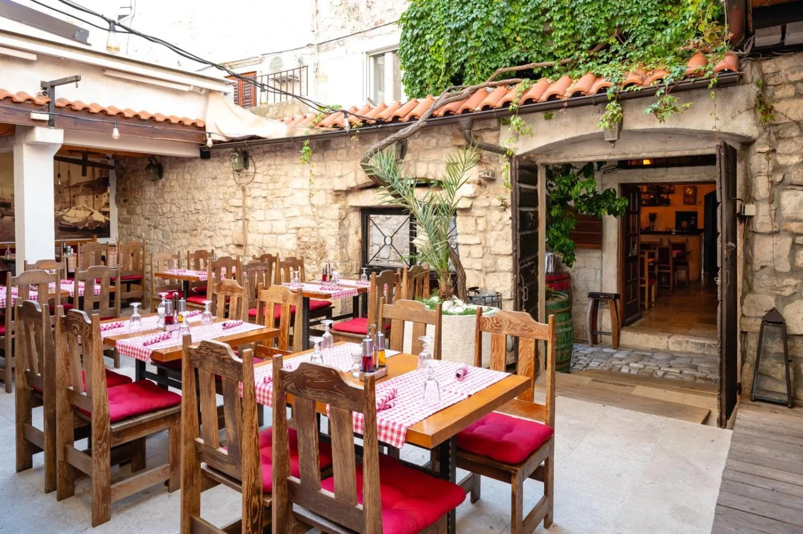 Restaurant/places to eat in Heritage Hotel Tragos