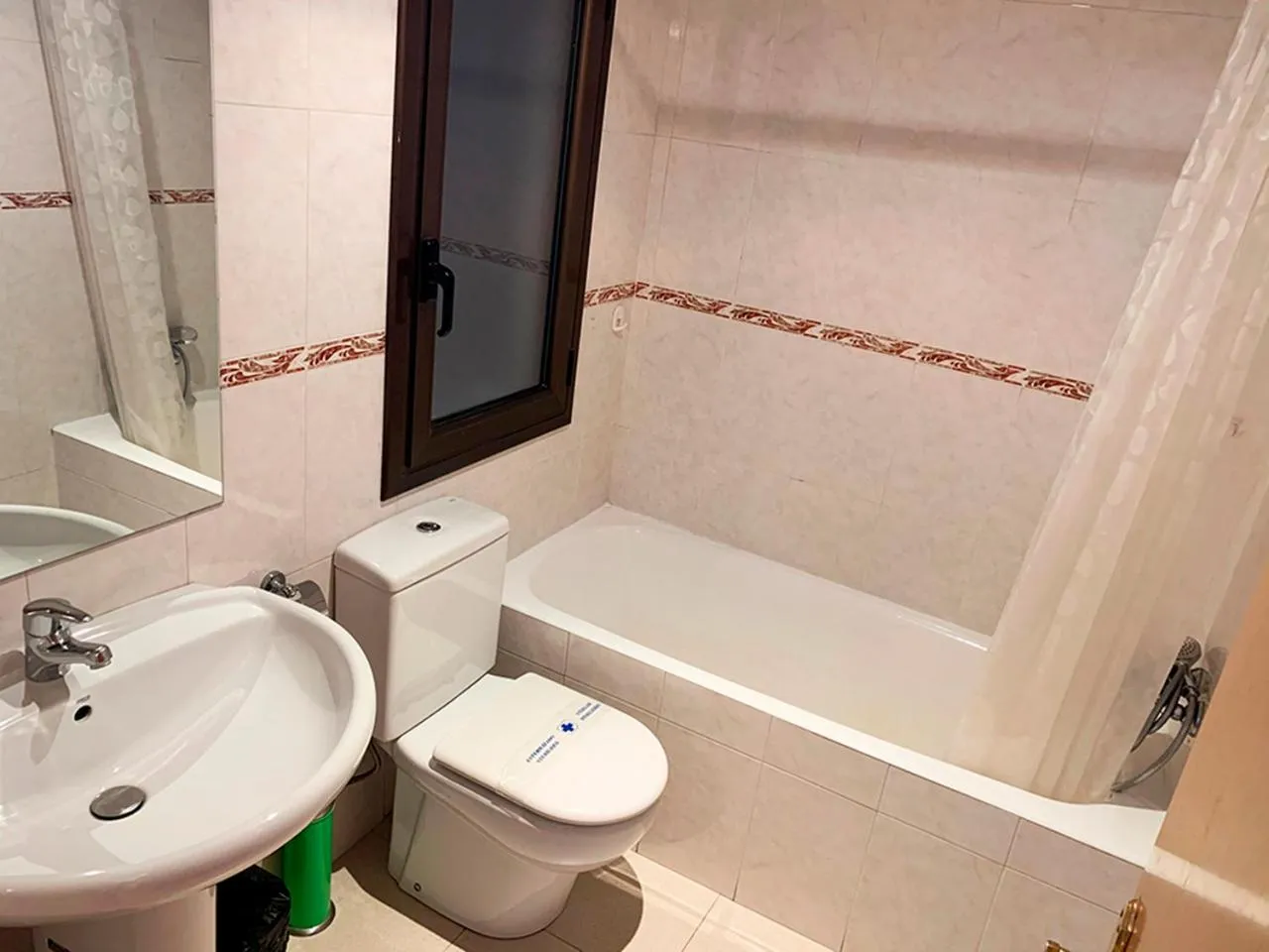 Bathroom in Apartamentos Pantebre 3000