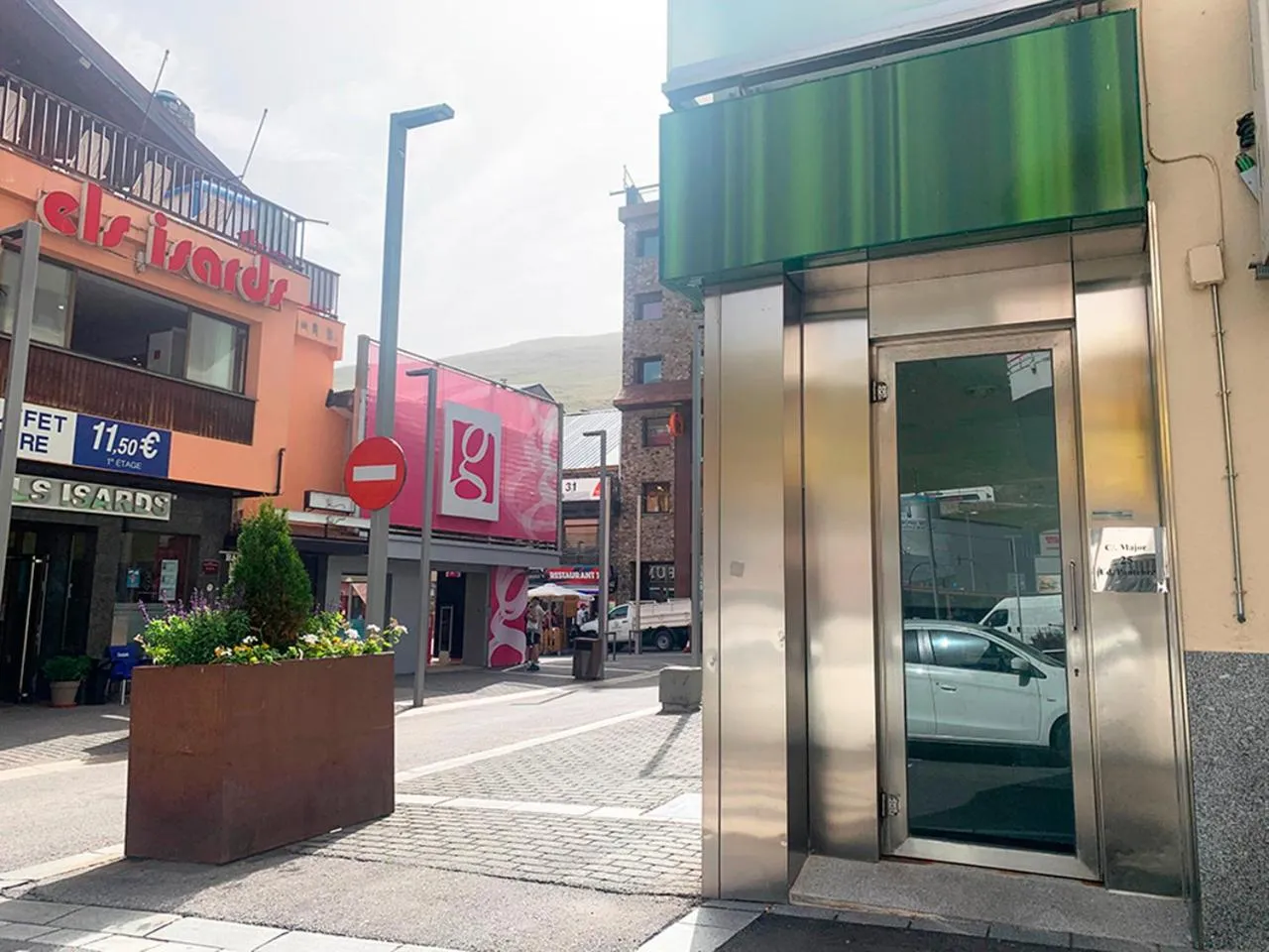 Neighbourhood in Apartamentos Pantebre 3000