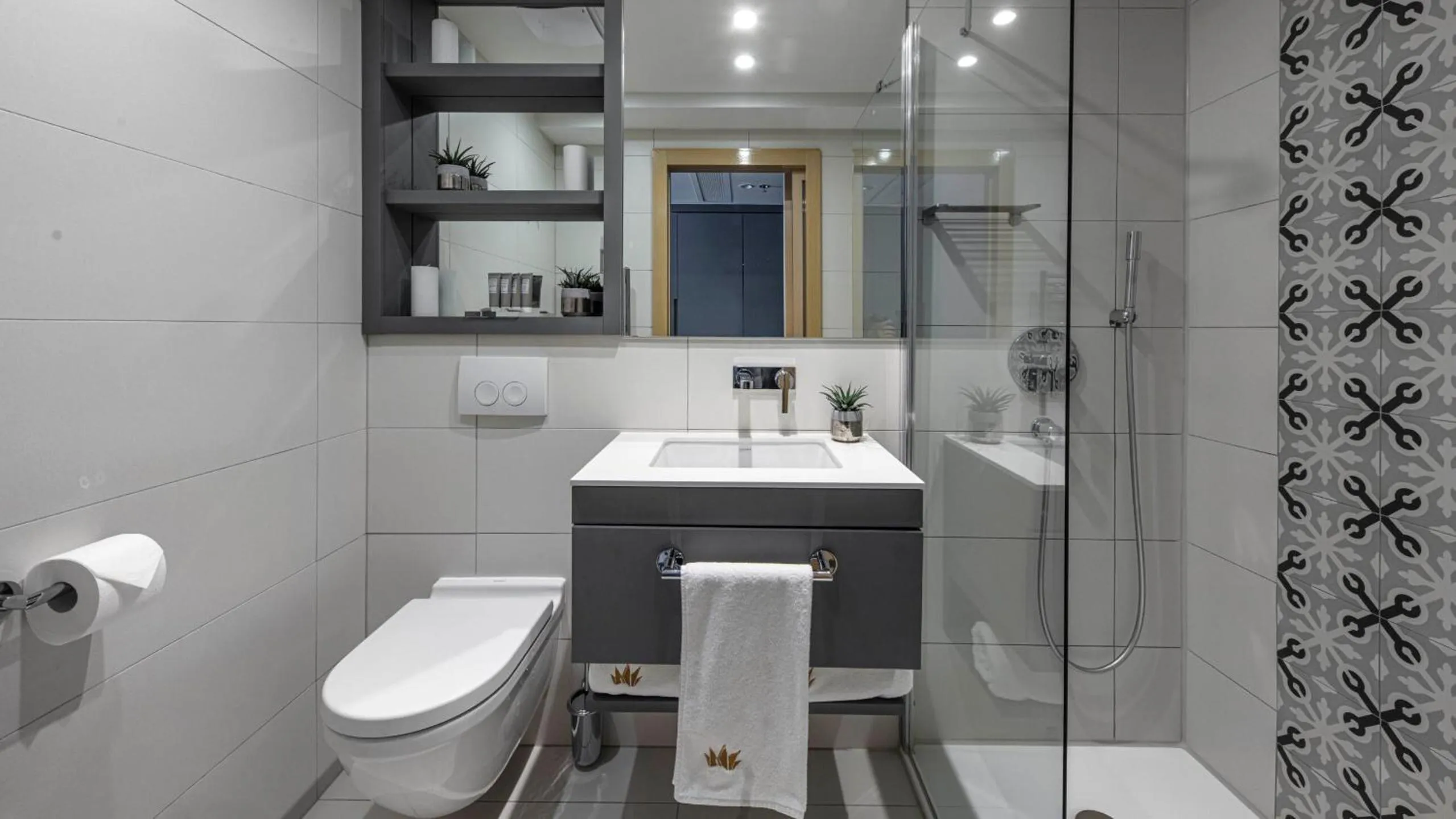 Shower in Royal Neptun Hotel