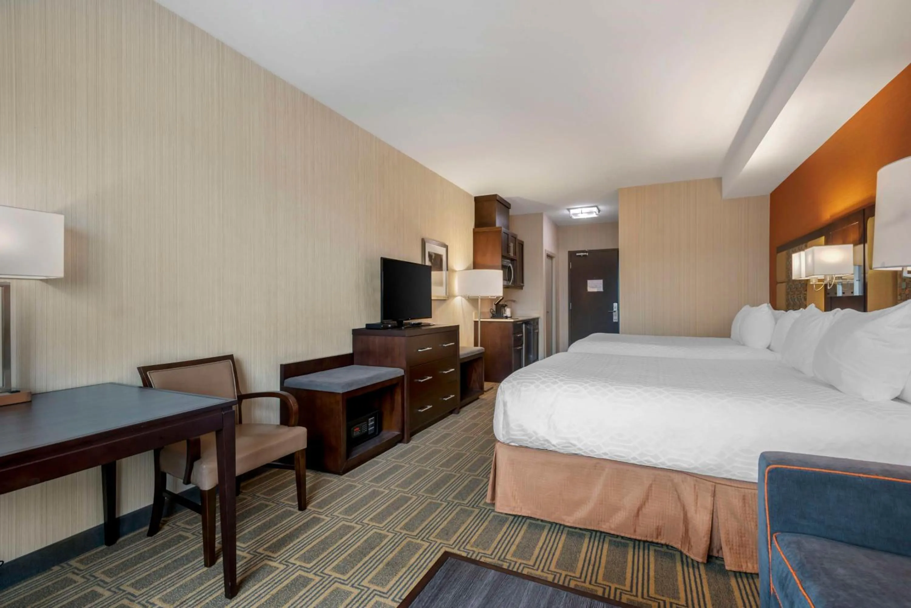 Bedroom, Bed in Best Western Plus Chateau Fort St. John