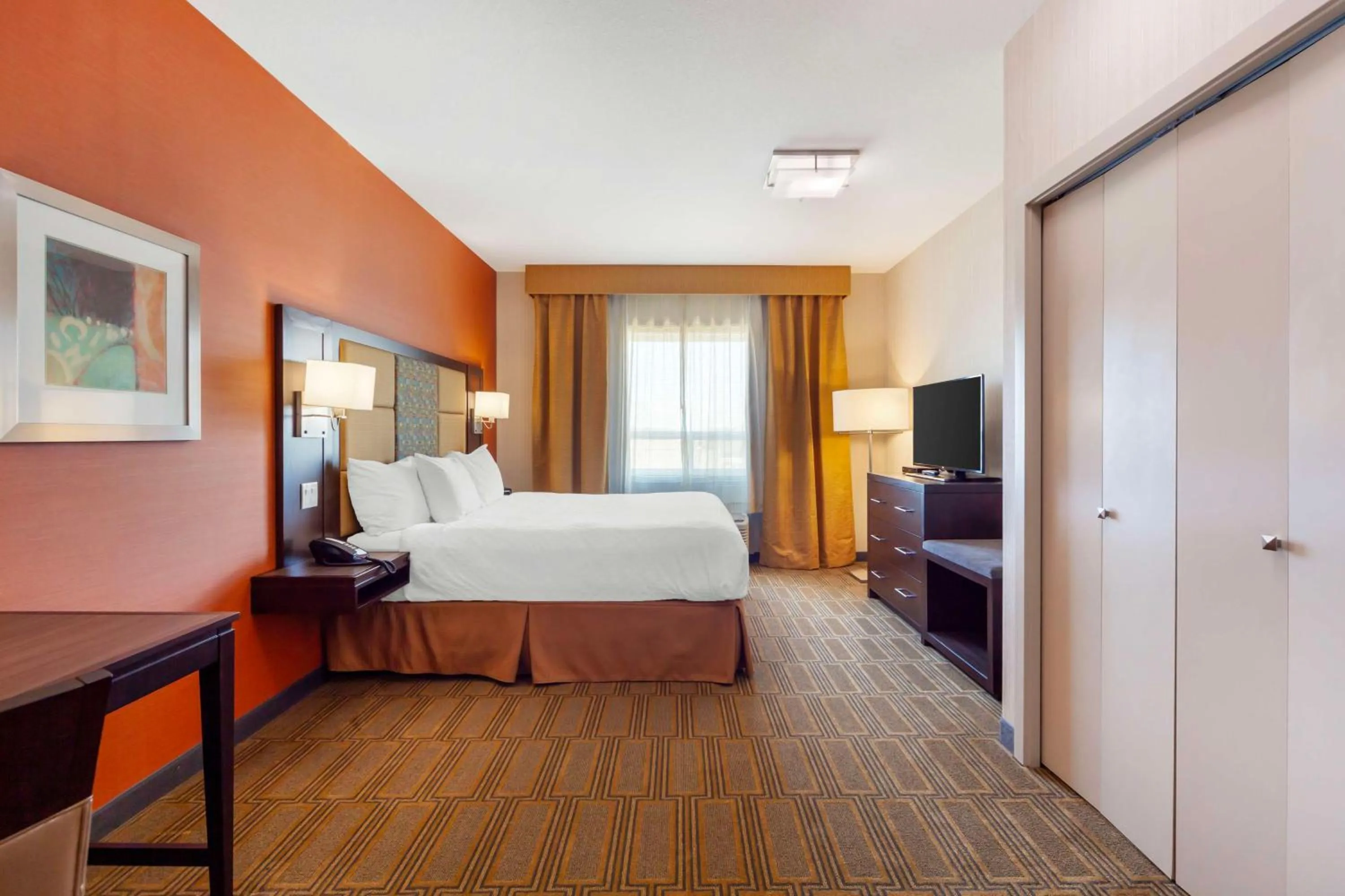 Bedroom, Bed in Best Western Plus Chateau Fort St. John