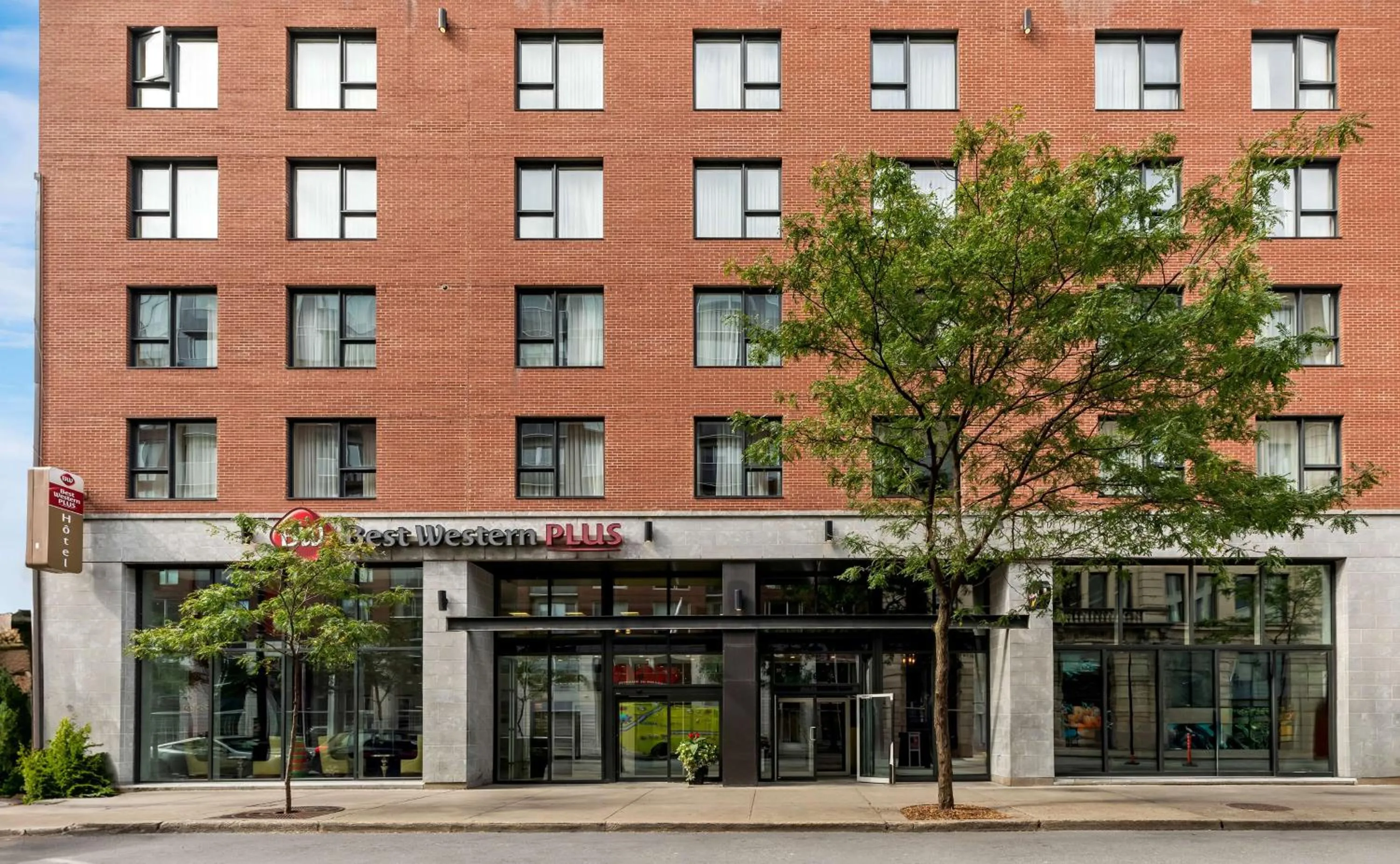 Property building in Best Western Plus Hotel Montreal