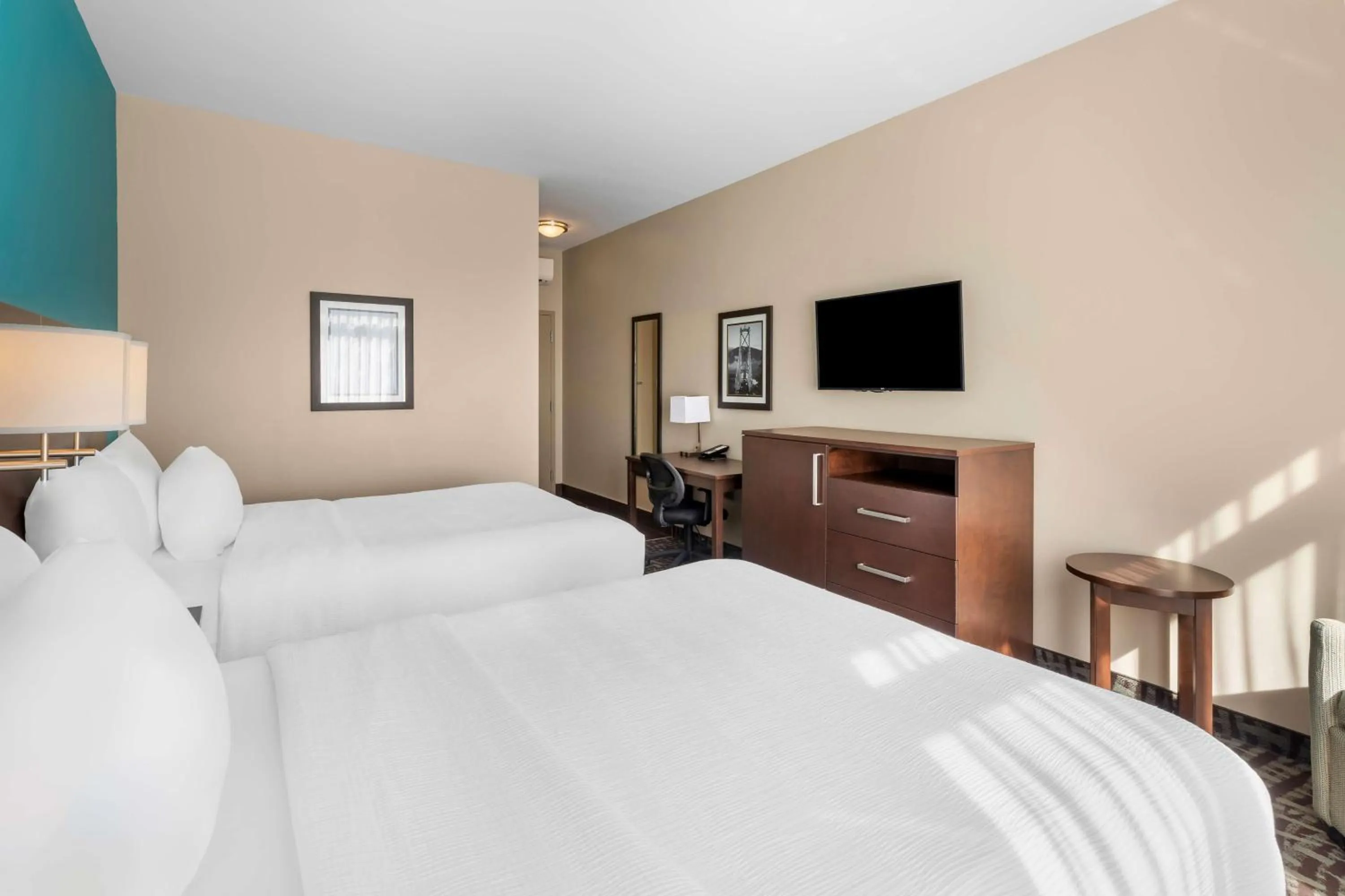 TV and multimedia, Bed in Best Western Plus Hotel Montreal