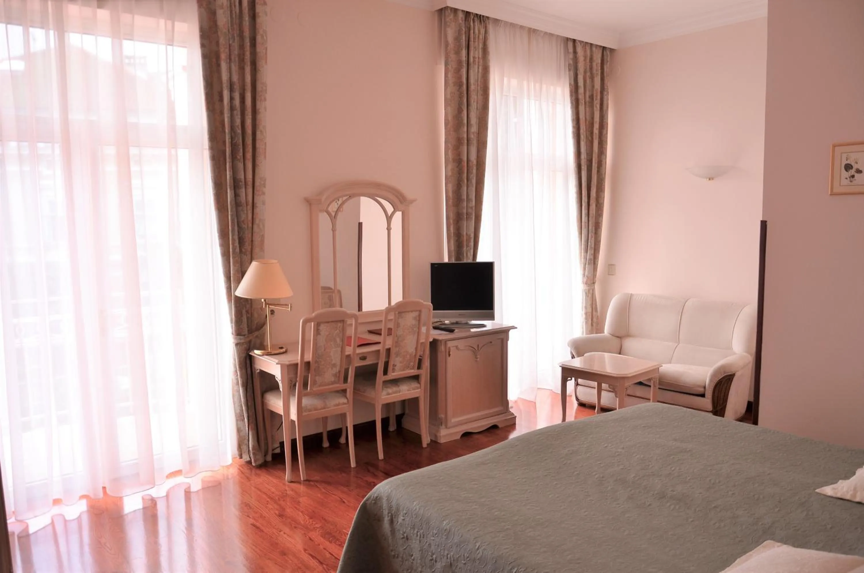 Property building, TV/Entertainment Center in Hotel Mozart