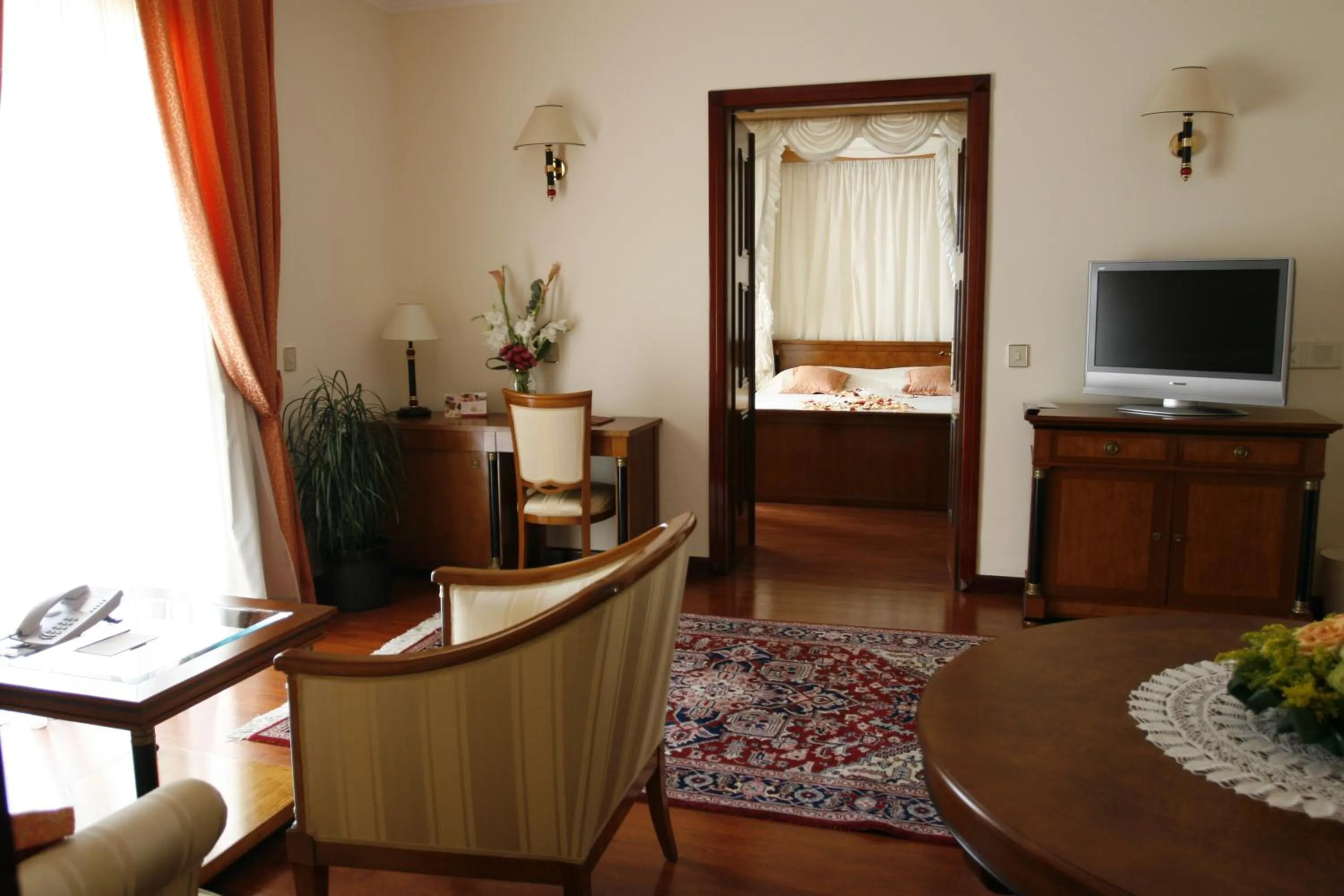 TV and multimedia, TV/Entertainment Center in Hotel Mozart