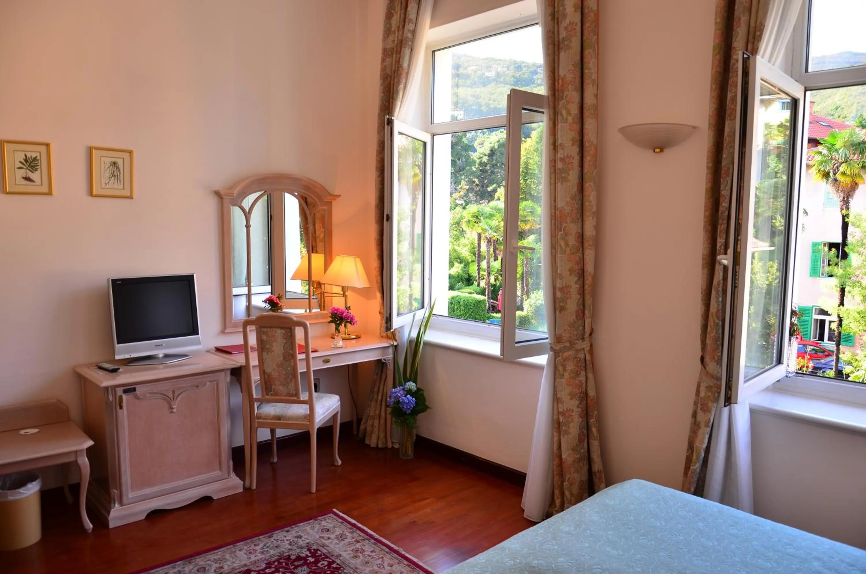 Shower, TV/Entertainment Center in Hotel Mozart