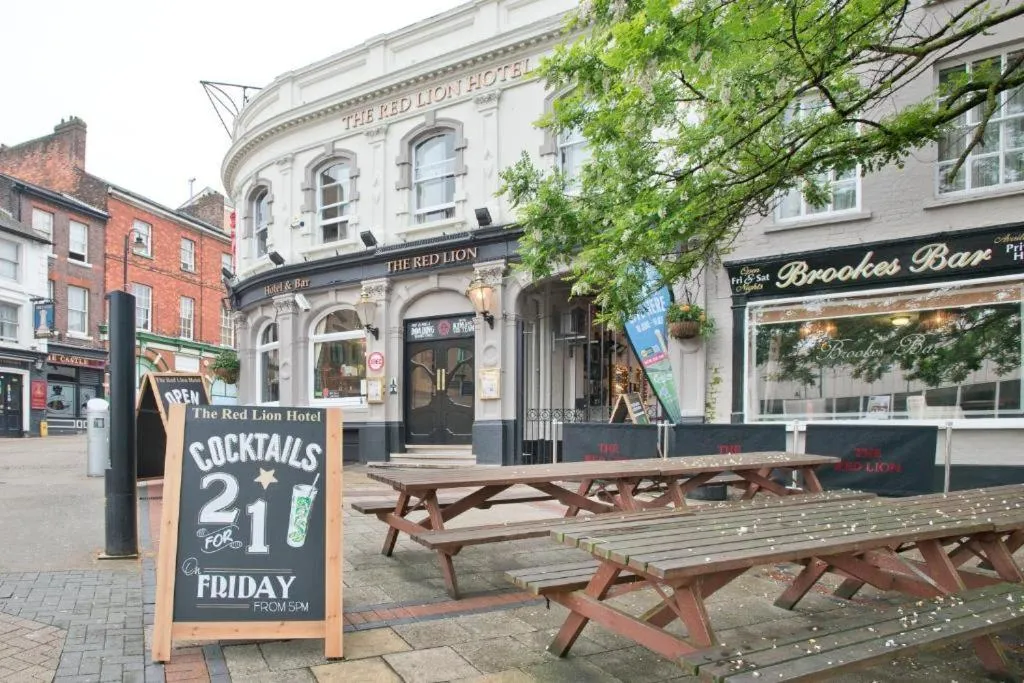 Facade/entrance in OYO The Red Lion Hotel