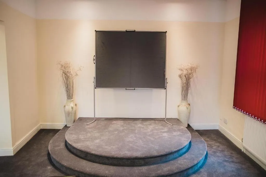 Restaurant/places to eat, Bed in OYO The Red Lion Hotel