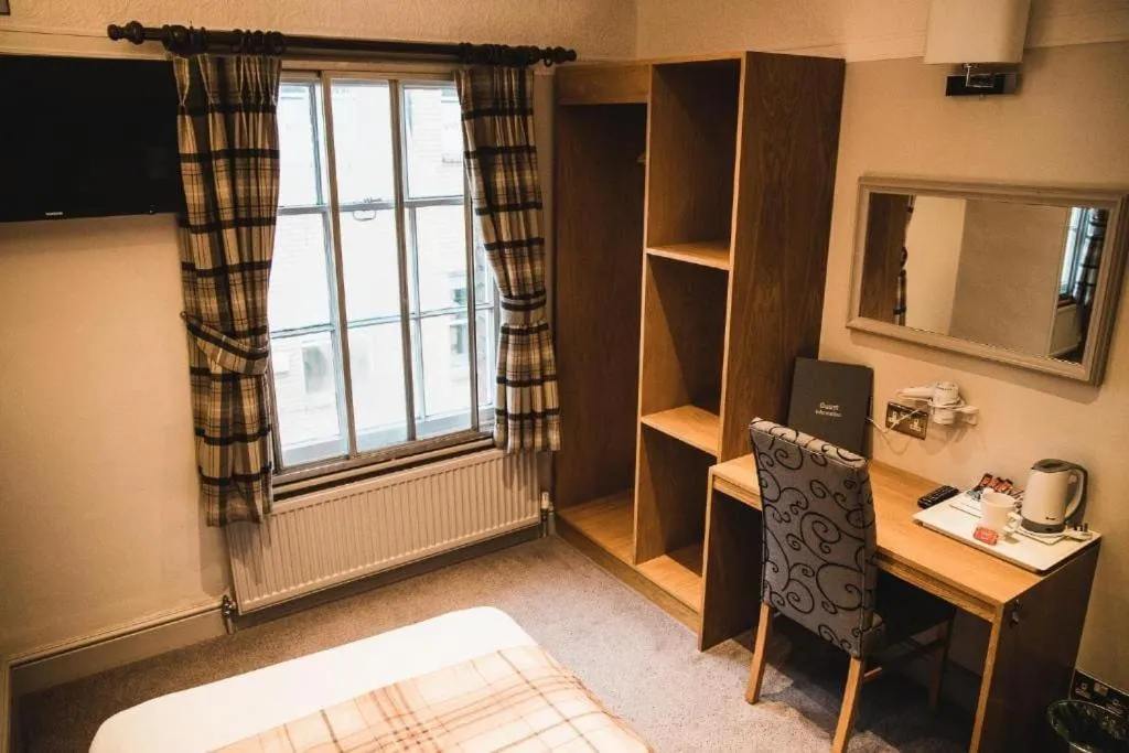 Bedroom in OYO The Red Lion Hotel