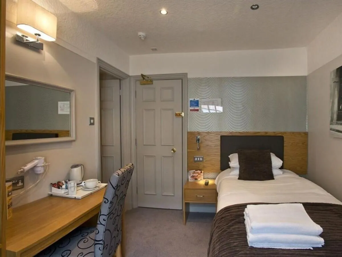 Bedroom, Bed in OYO The Red Lion Hotel