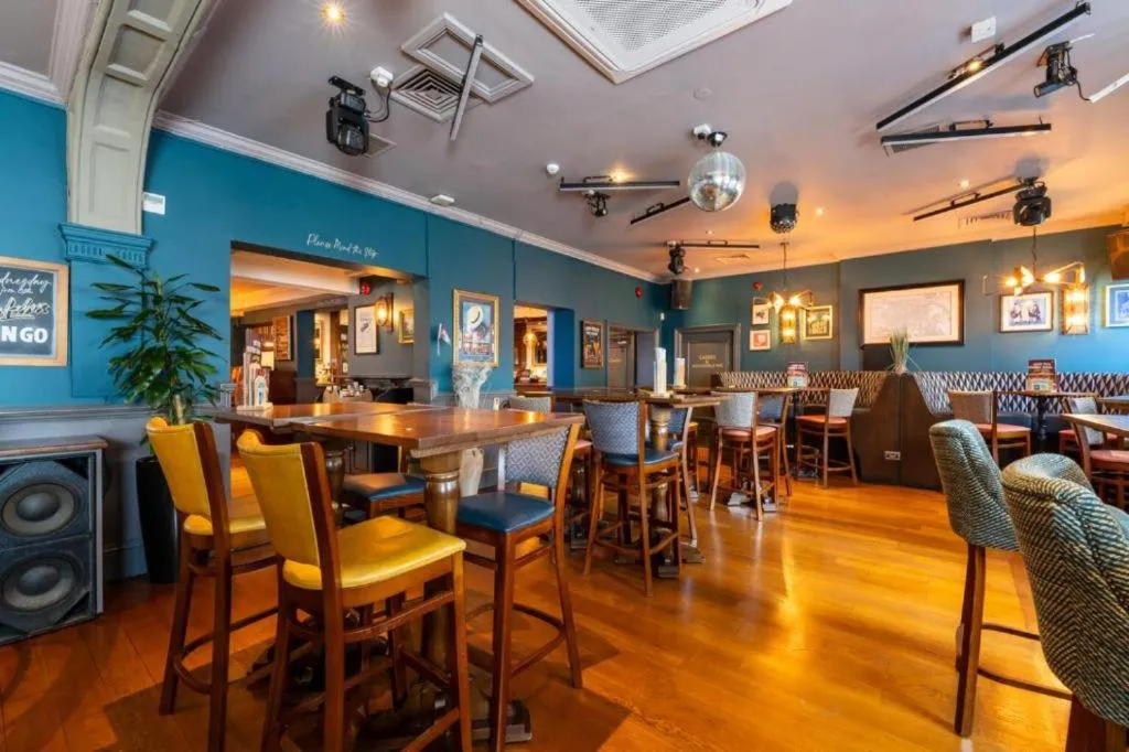 Restaurant/places to eat in OYO The Red Lion Hotel