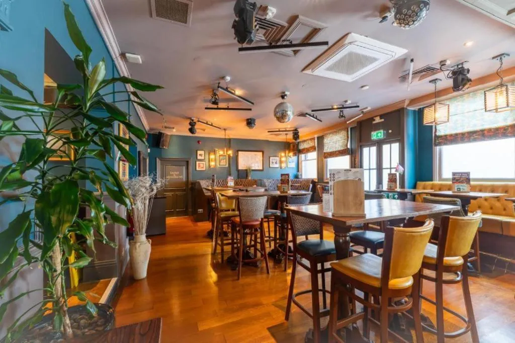 Restaurant/places to eat in OYO The Red Lion Hotel