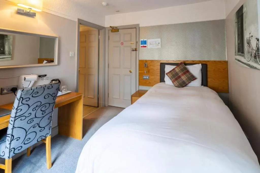 Bedroom, Bed in OYO The Red Lion Hotel