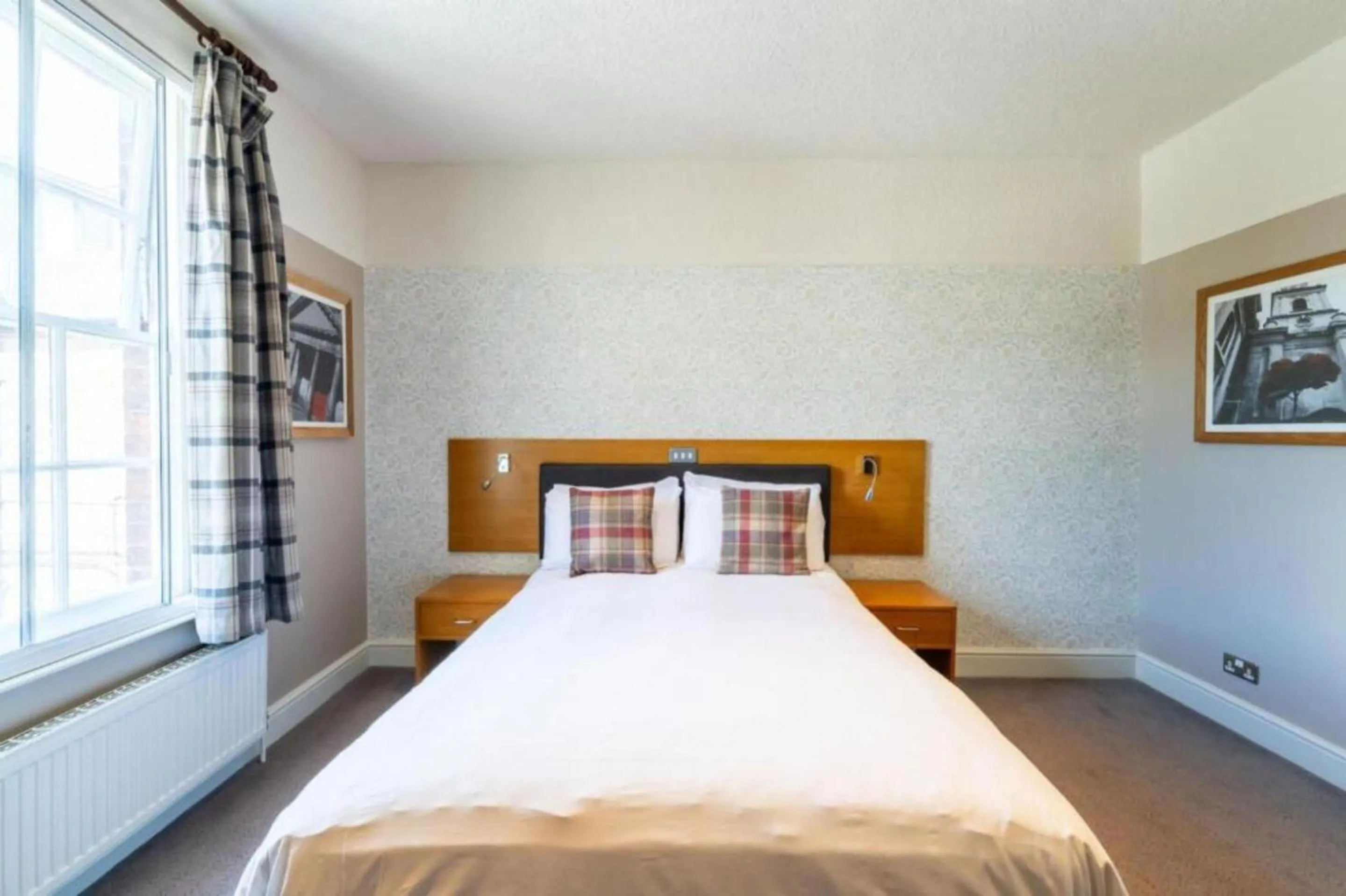 Bedroom, Bed in OYO The Red Lion Hotel