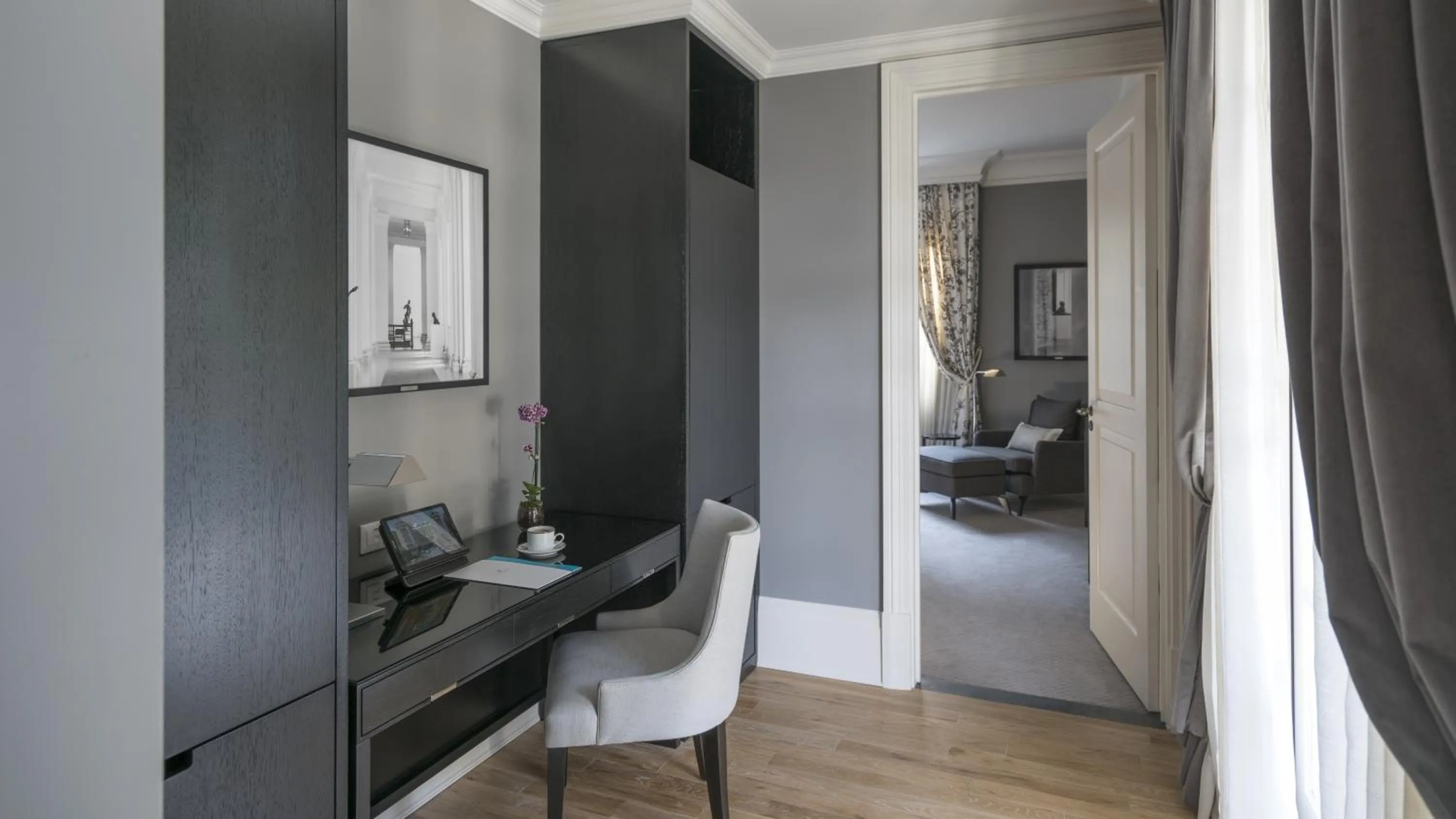 Living room, Bed in Palácio Tangará, Oetker Hotels