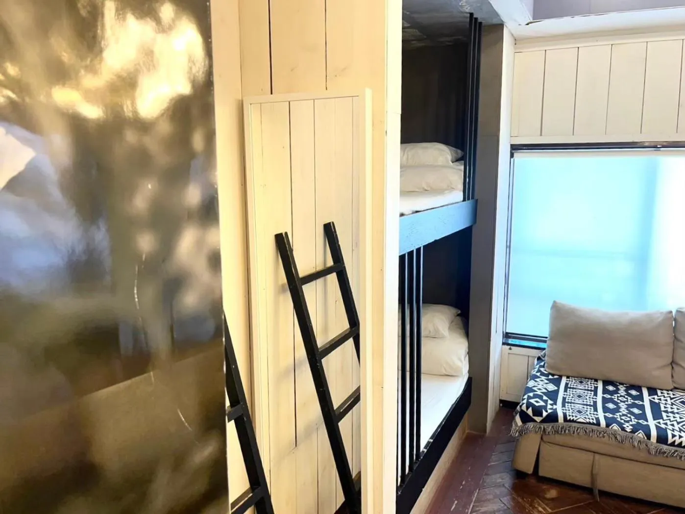 Bed in Ohmachi Junxion