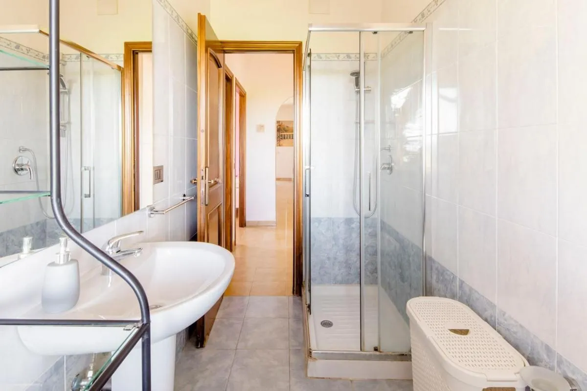 Shower in Le Anfore