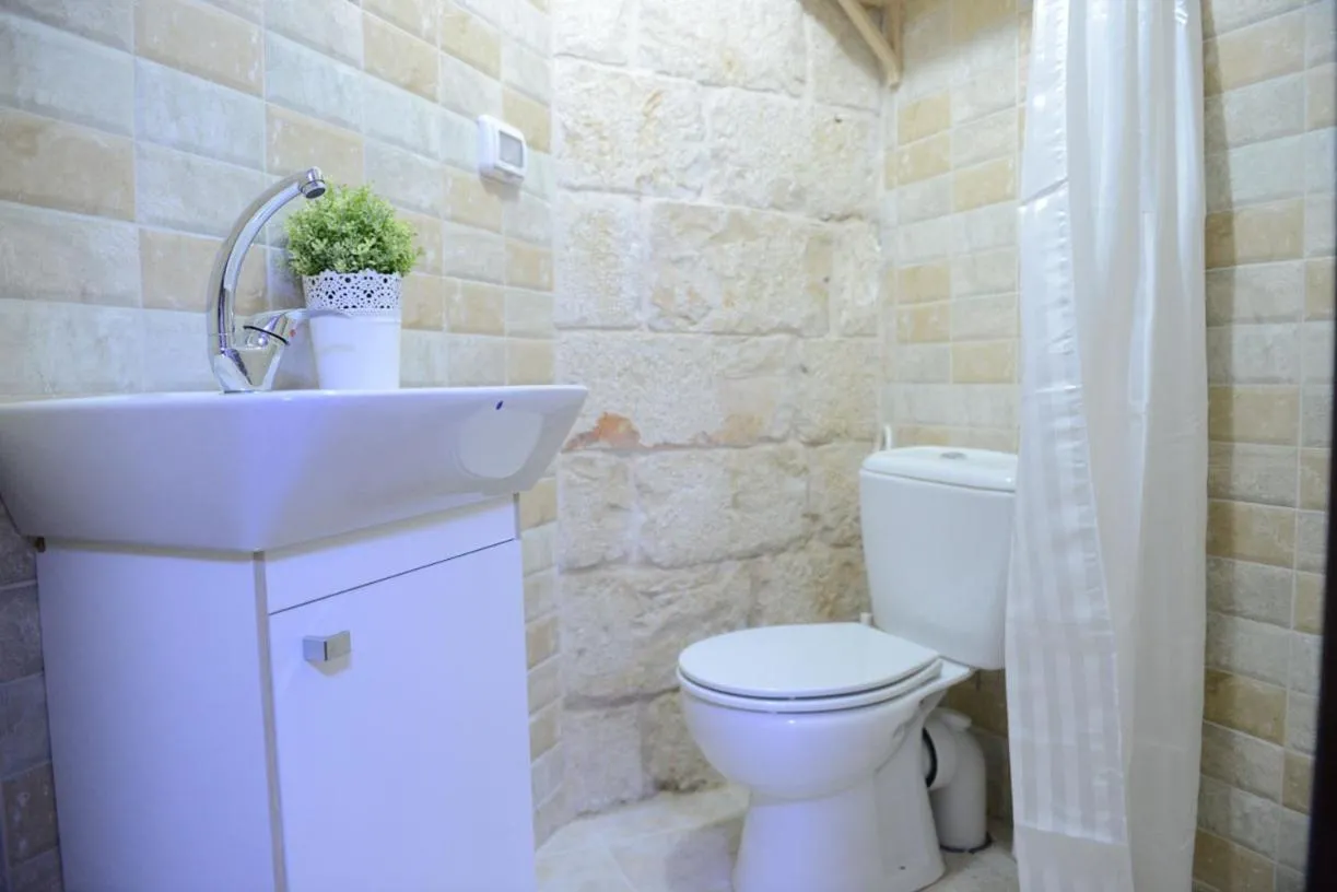 Shower in Mensa Christi Guesthouse