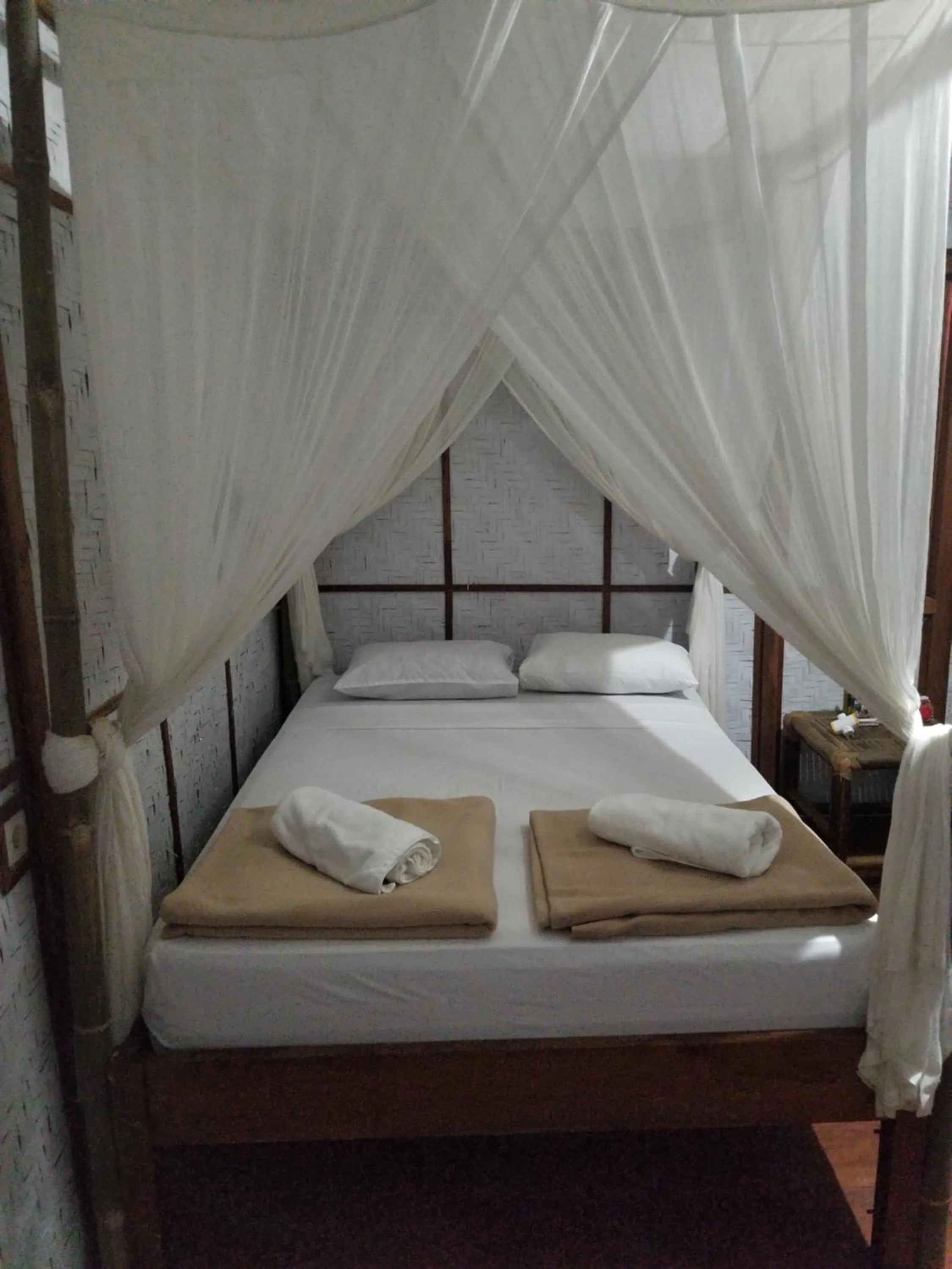Bed in Mojosurf Camp Red Island