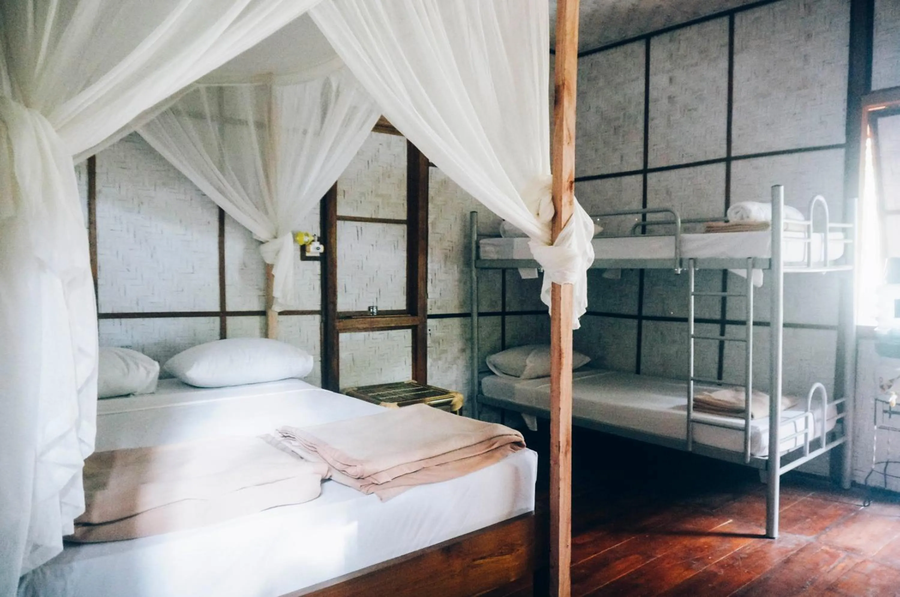 bunk bed in Mojosurf Camp Red Island