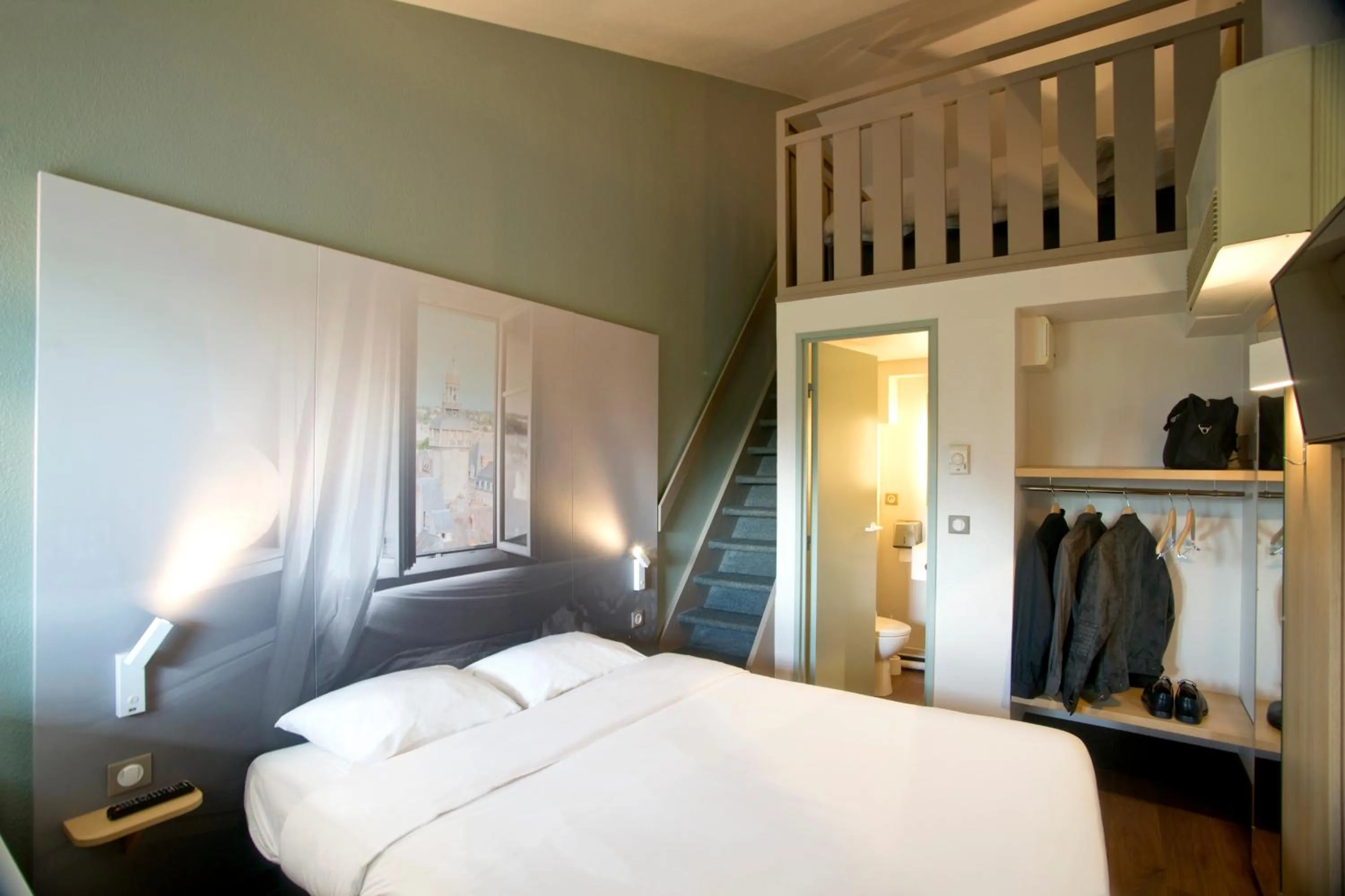 Bedroom, Bed in B&B HOTEL Moulins