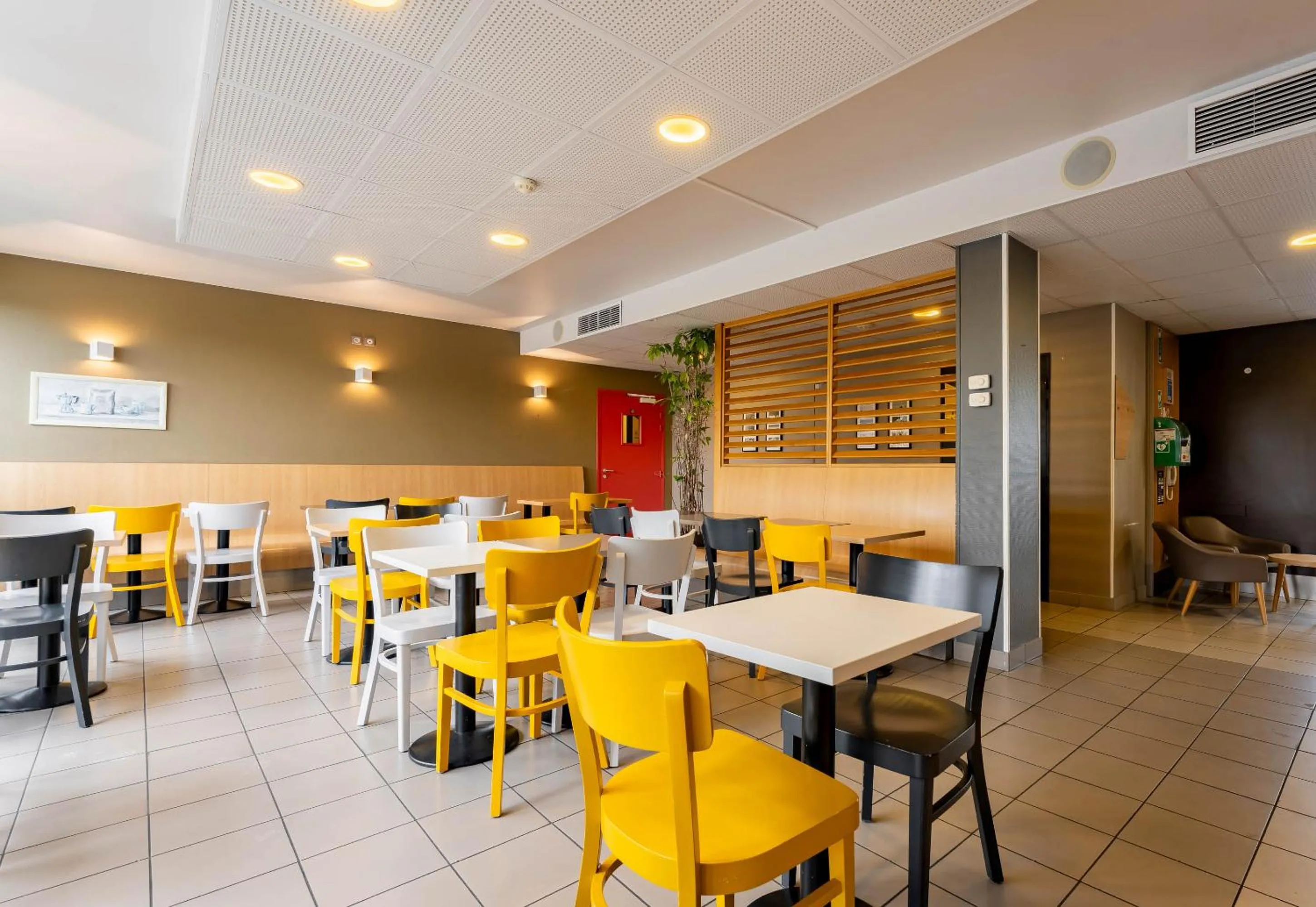 Restaurant/places to eat in B&B HOTEL Valenciennes Marly