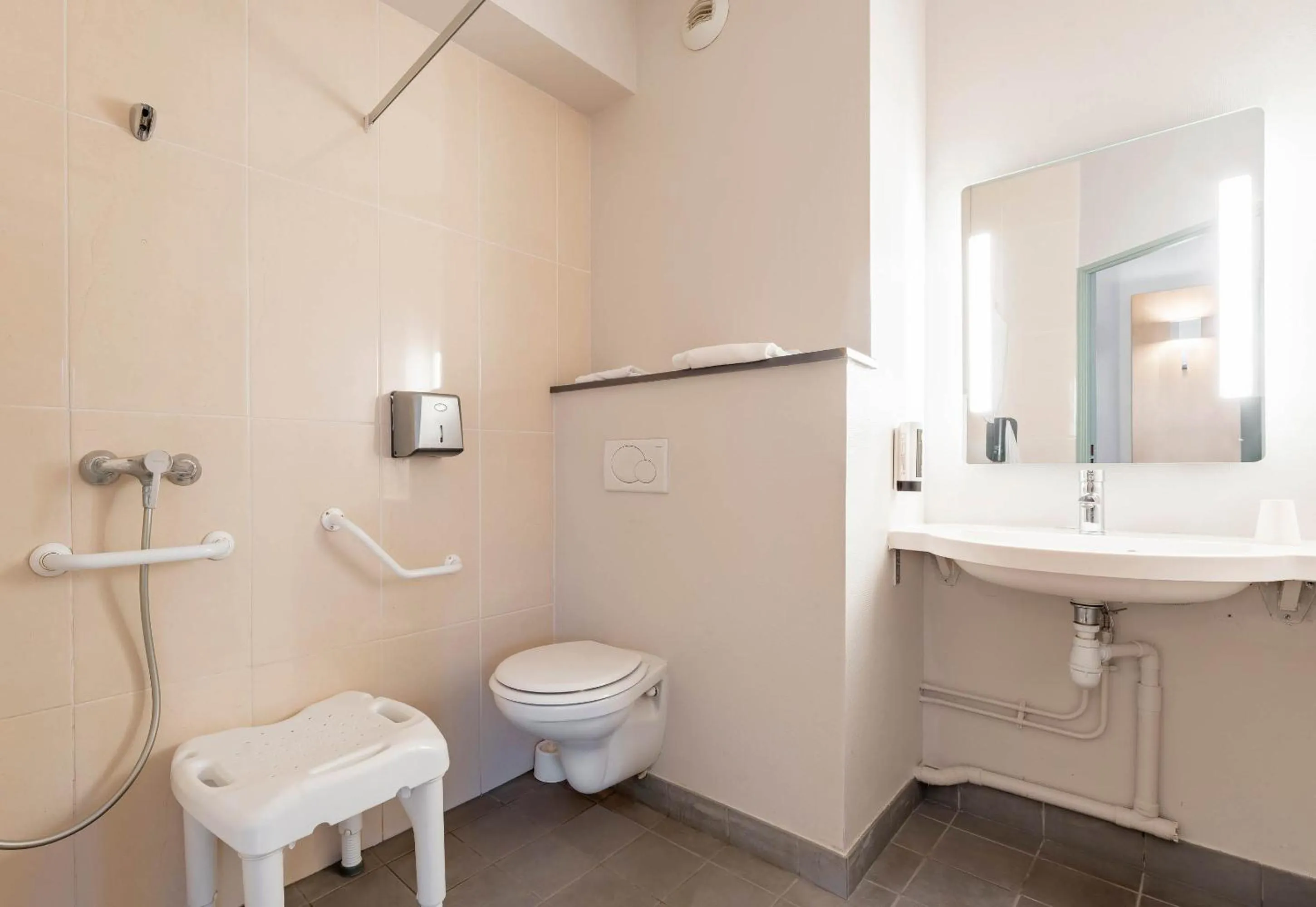 Bathroom in B&B HOTEL Valenciennes Marly