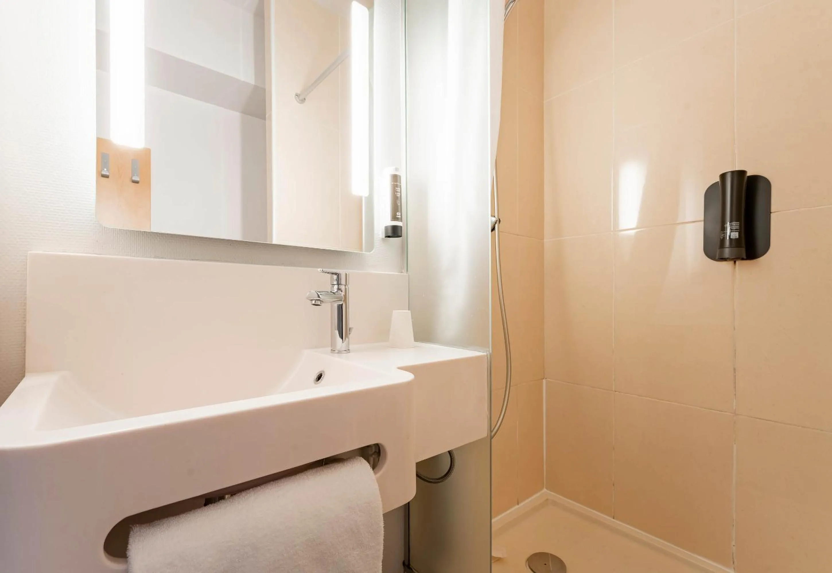 Bathroom in B&B HOTEL Valenciennes Marly