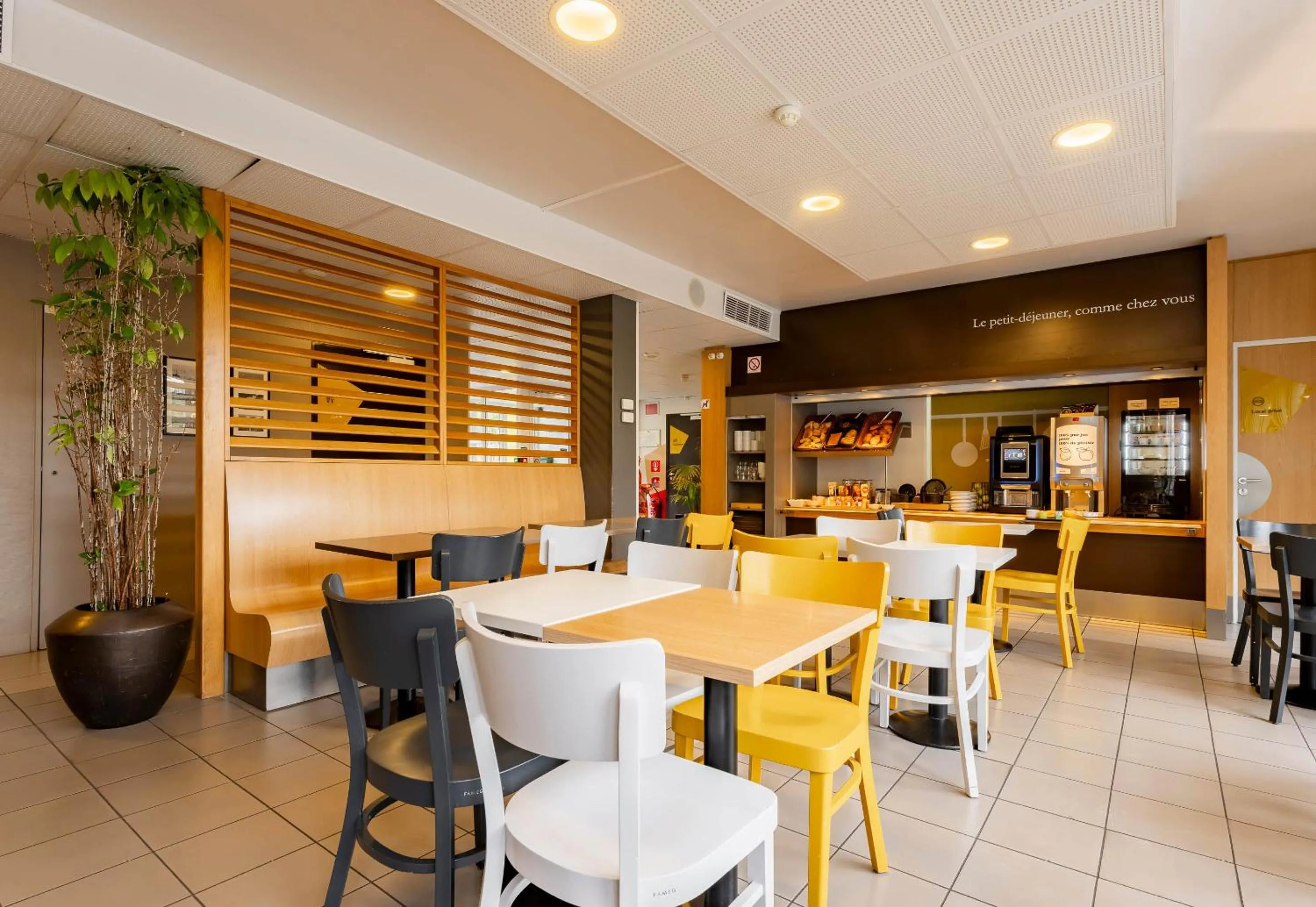 Restaurant/places to eat in B&B HOTEL Valenciennes Marly