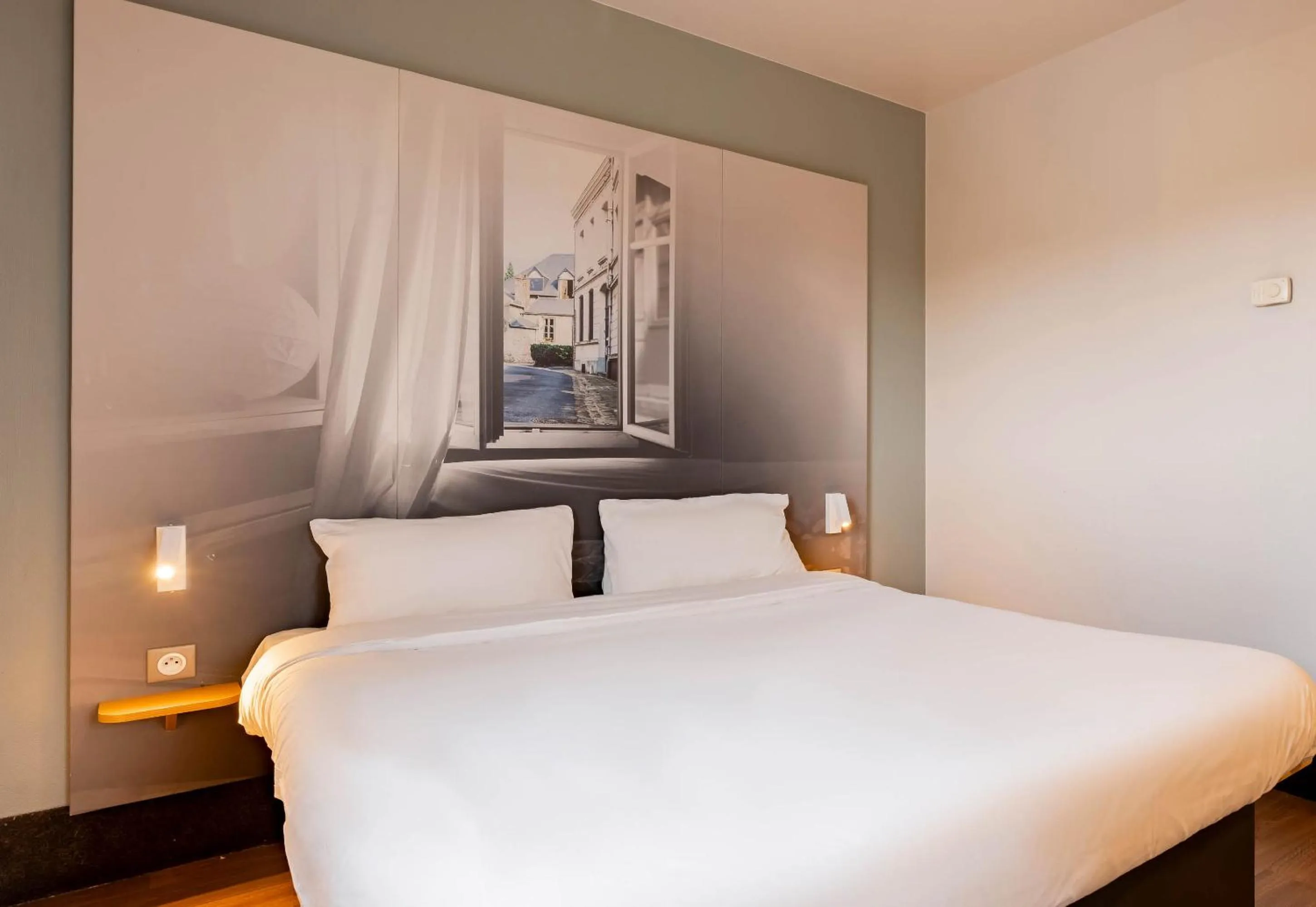 Bedroom, Bed in B&B HOTEL Valenciennes Marly