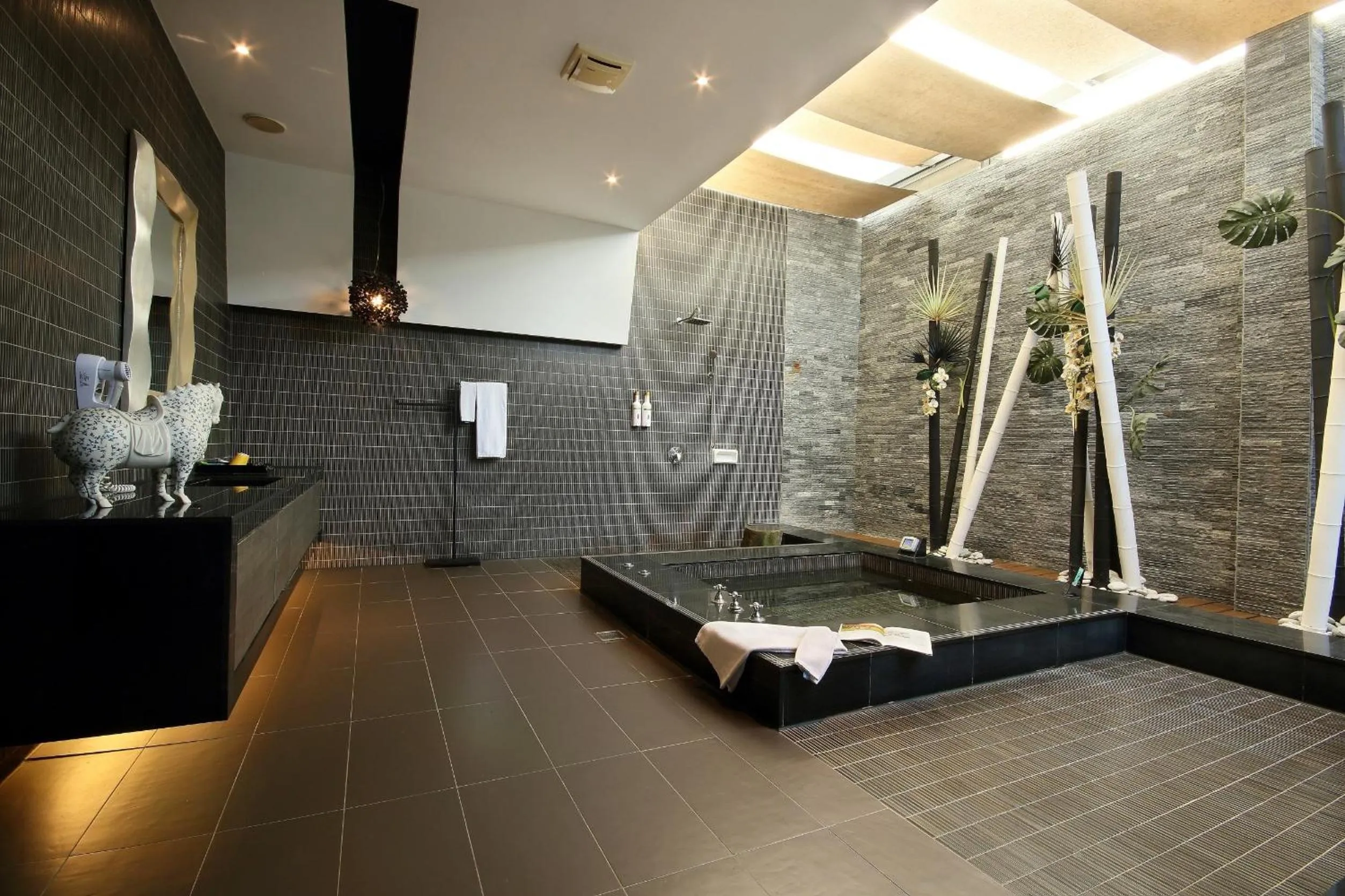 Bathroom in Ease Motel