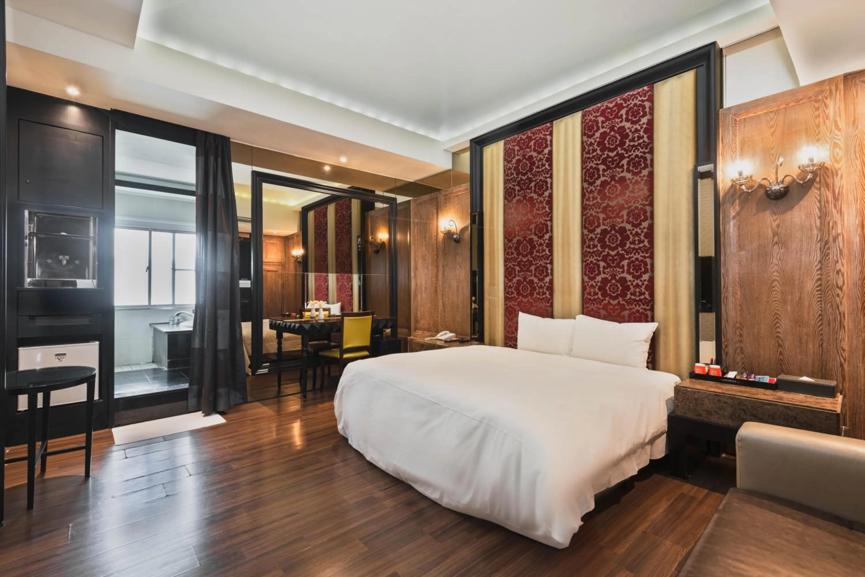 Bed in Holly Wood Motel