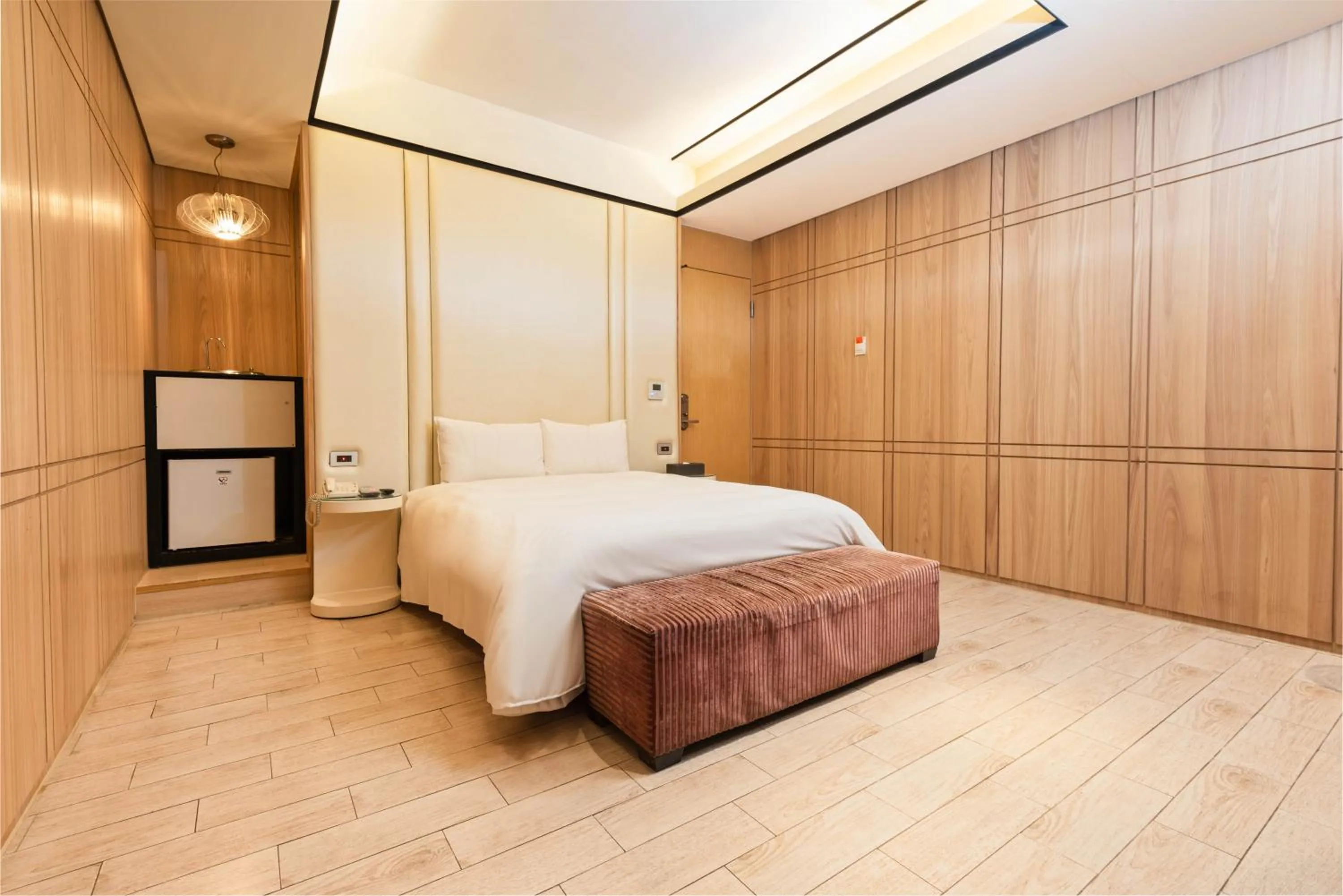 Bed in Holly Wood Motel