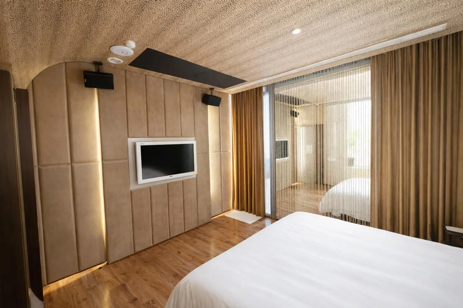 Bed in Holly Wood Motel