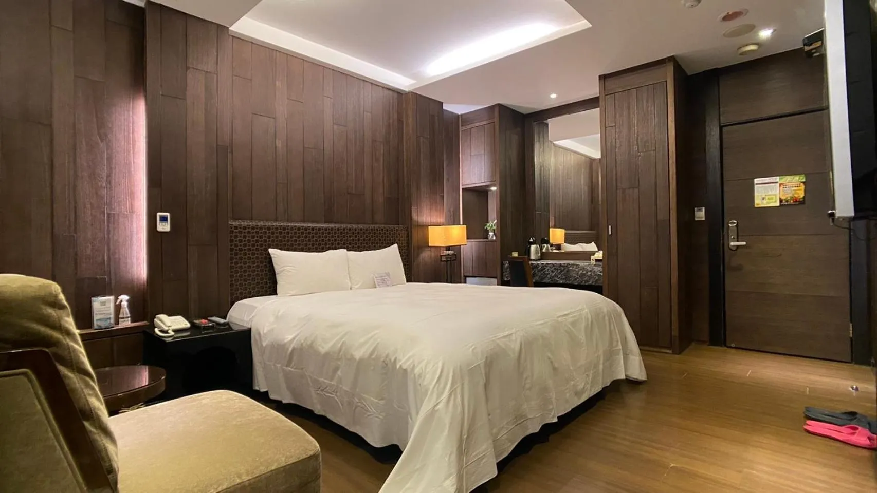 Photo of the whole room, Bed in Holly Wood Motel