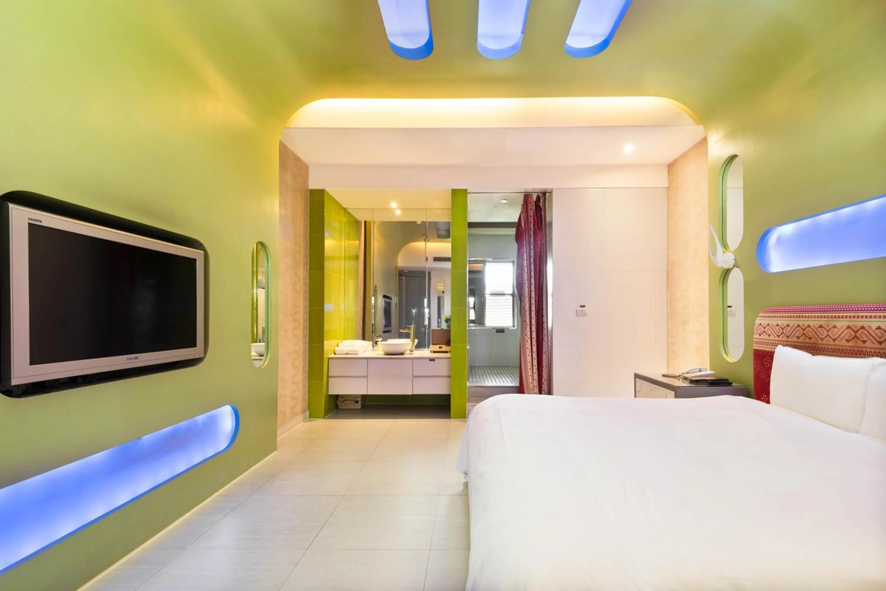 Bed in Holly Wood Motel