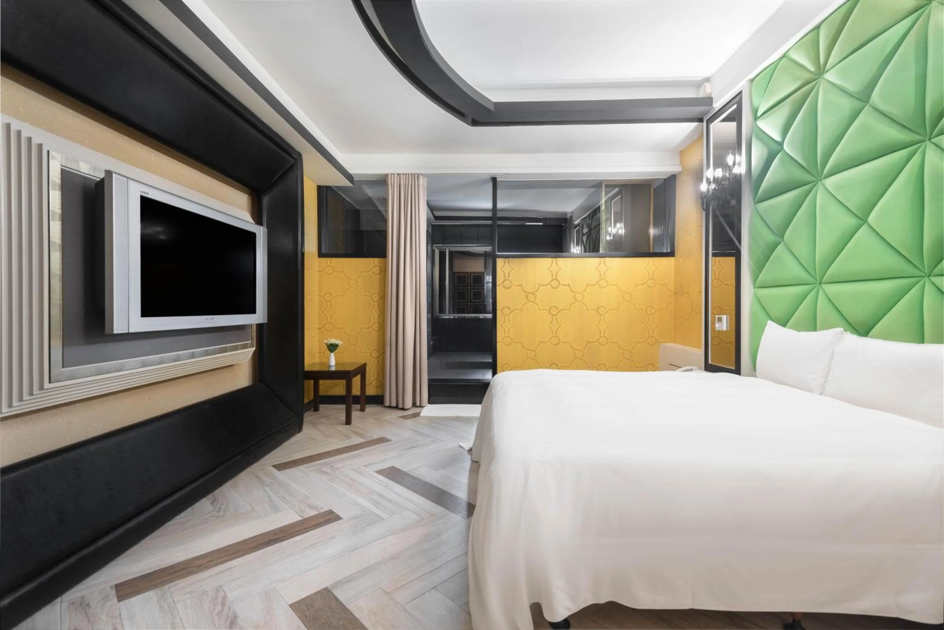 Bed in Holly Wood Motel