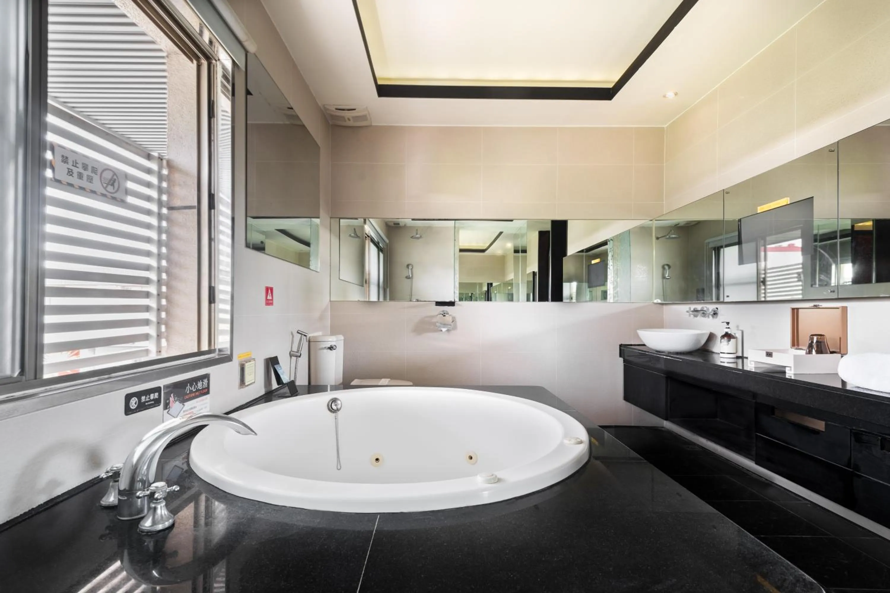 Bathroom in Holly Wood Motel