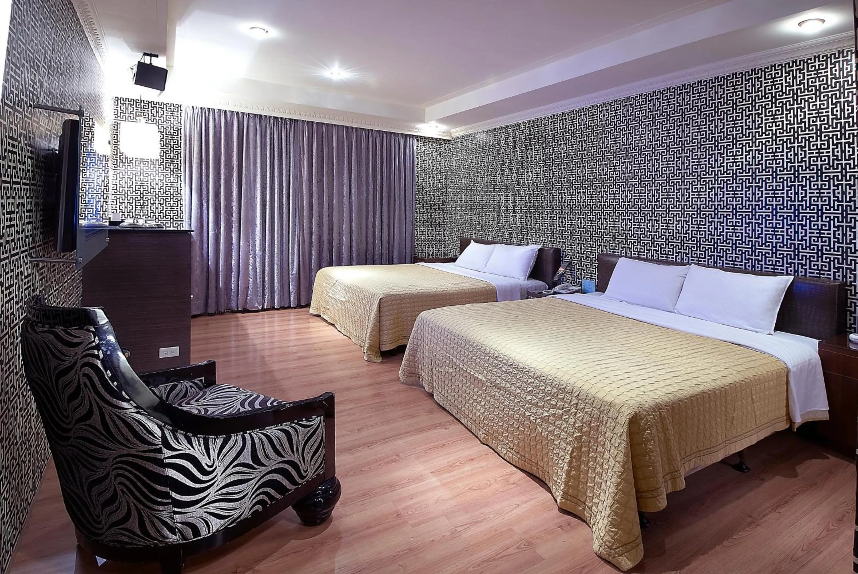 Bed in Holly Wood Motel