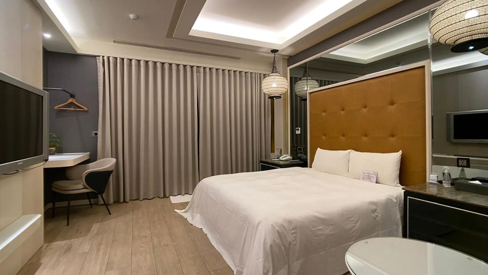 Property building, Bed in Holly Wood Motel