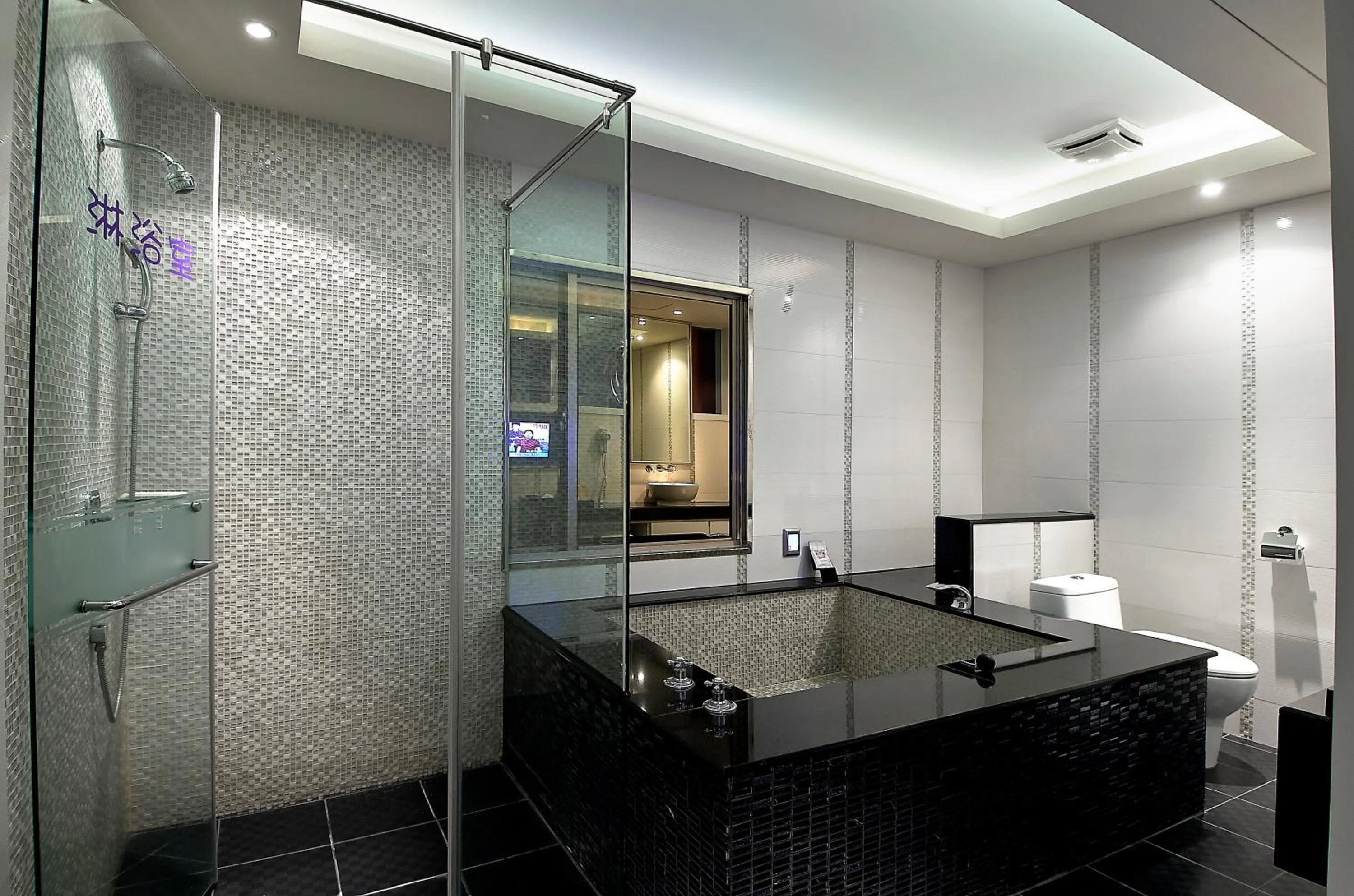 Bathroom in Holly Wood Motel