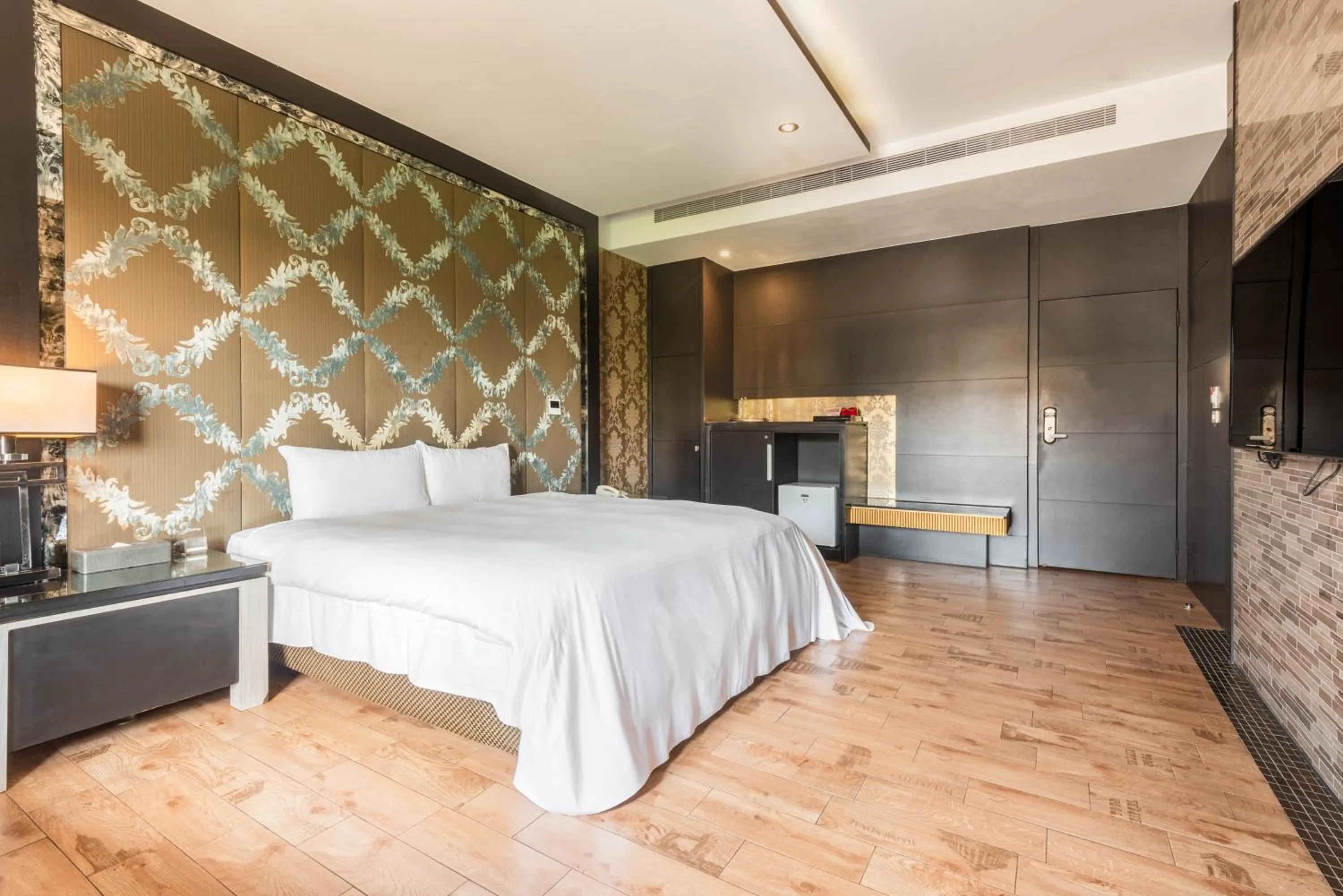 Bed in Holly Wood Motel