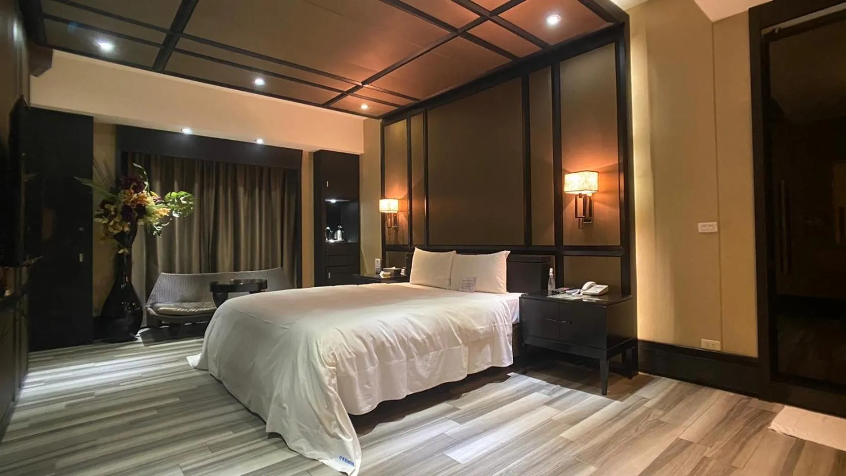 Property building, Bed in Holly Wood Motel