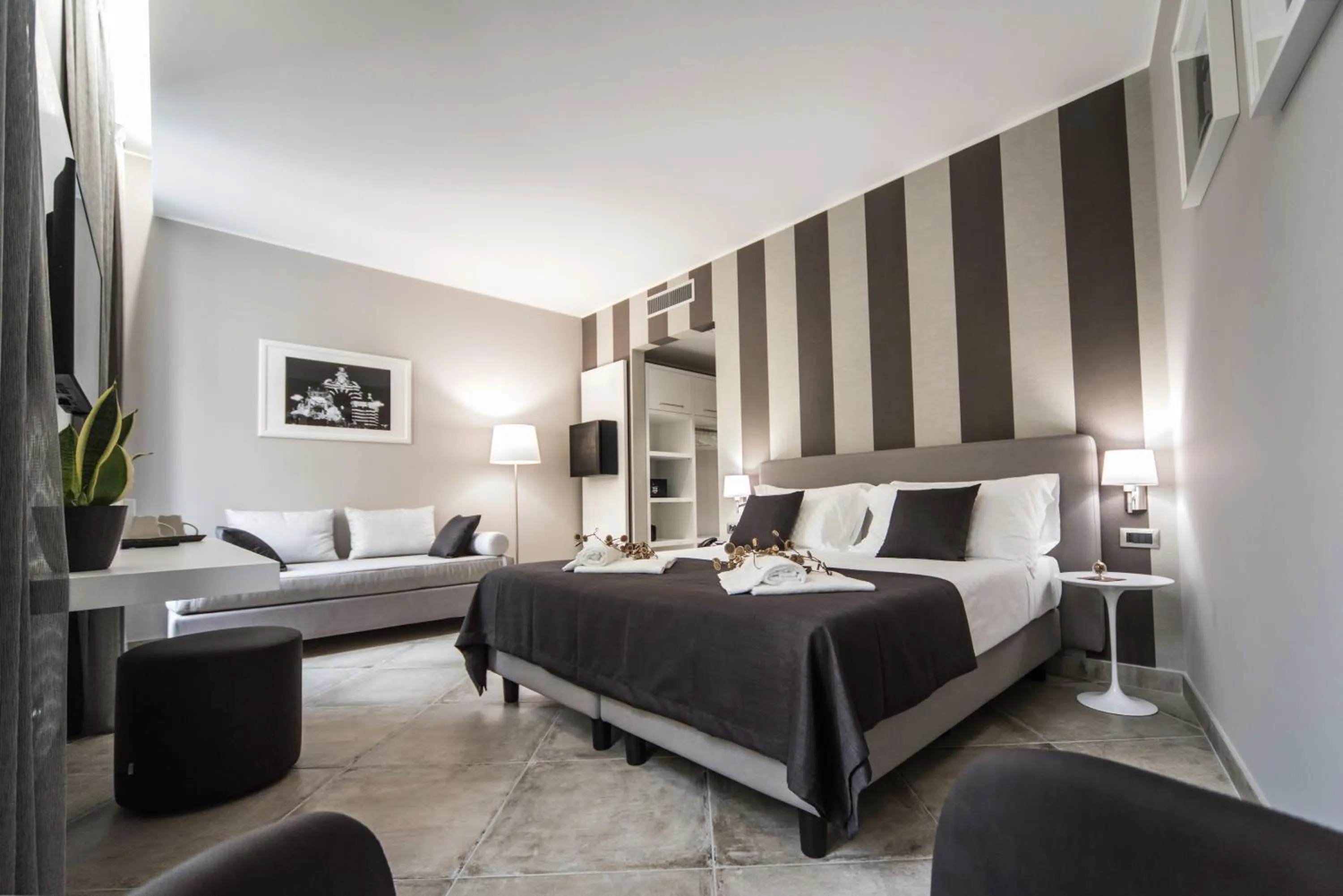 TV and multimedia, Bed in ETNEA 454 Catania Luxury Rooms