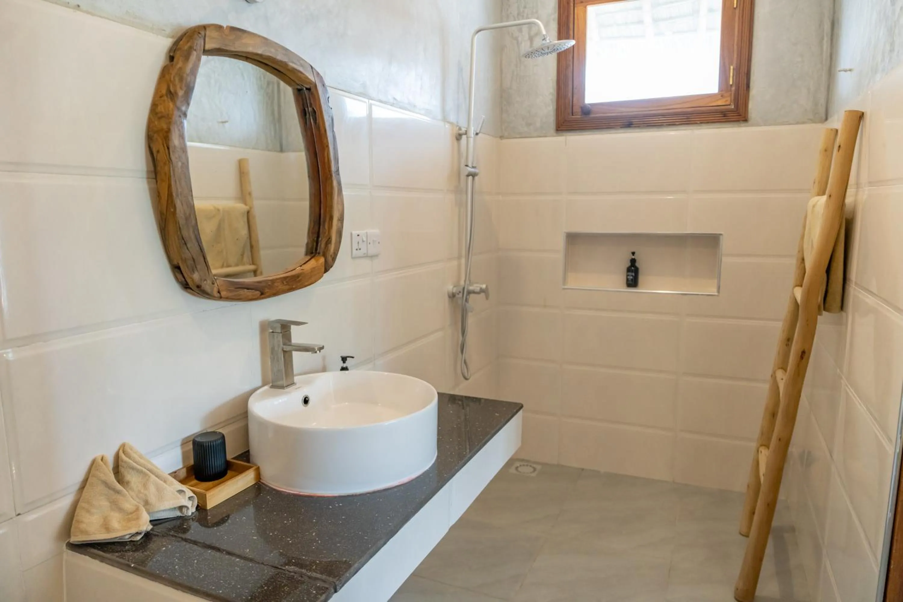 Shower in Mnana Beach Bungalows