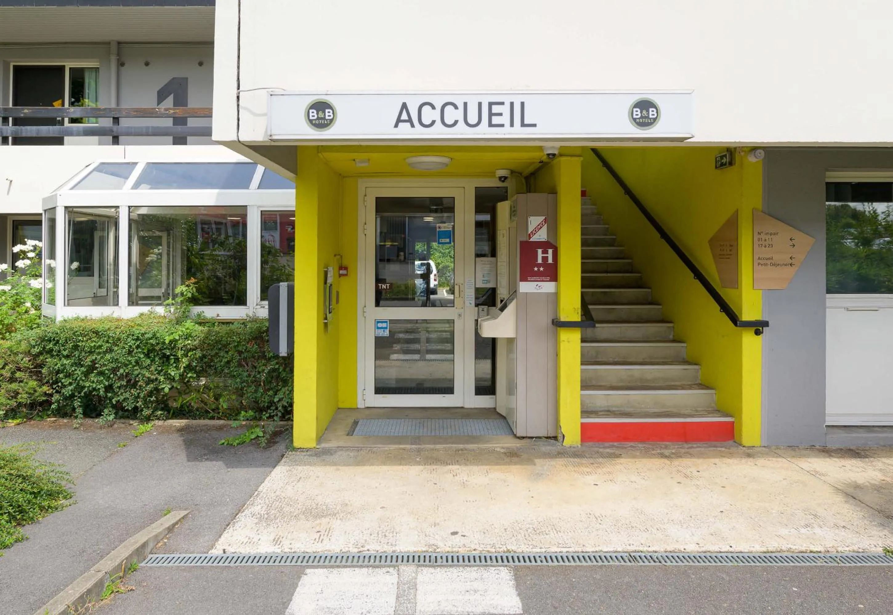 Facade/entrance in B&B HOTEL Pontault Combault